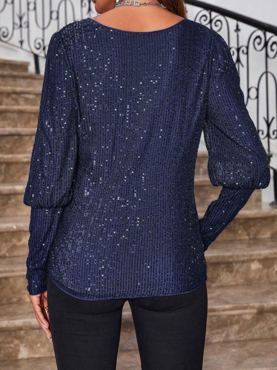 Top de manga larga con cuello barco y lentejuelas