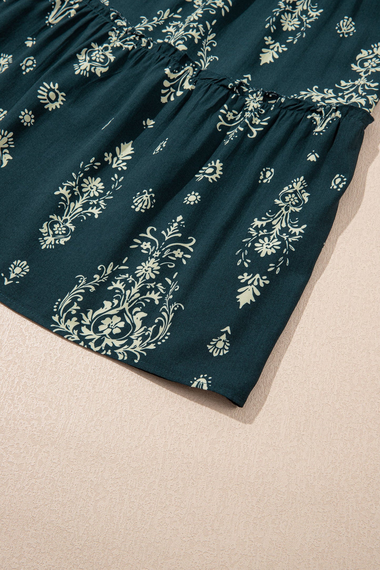 Minivestido azul bohemio con estampado floral, ribete de lechuga y manga 3/4
