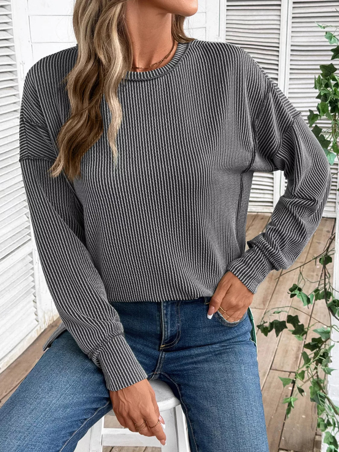Sudadera de cuello redondo con aberturas laterales