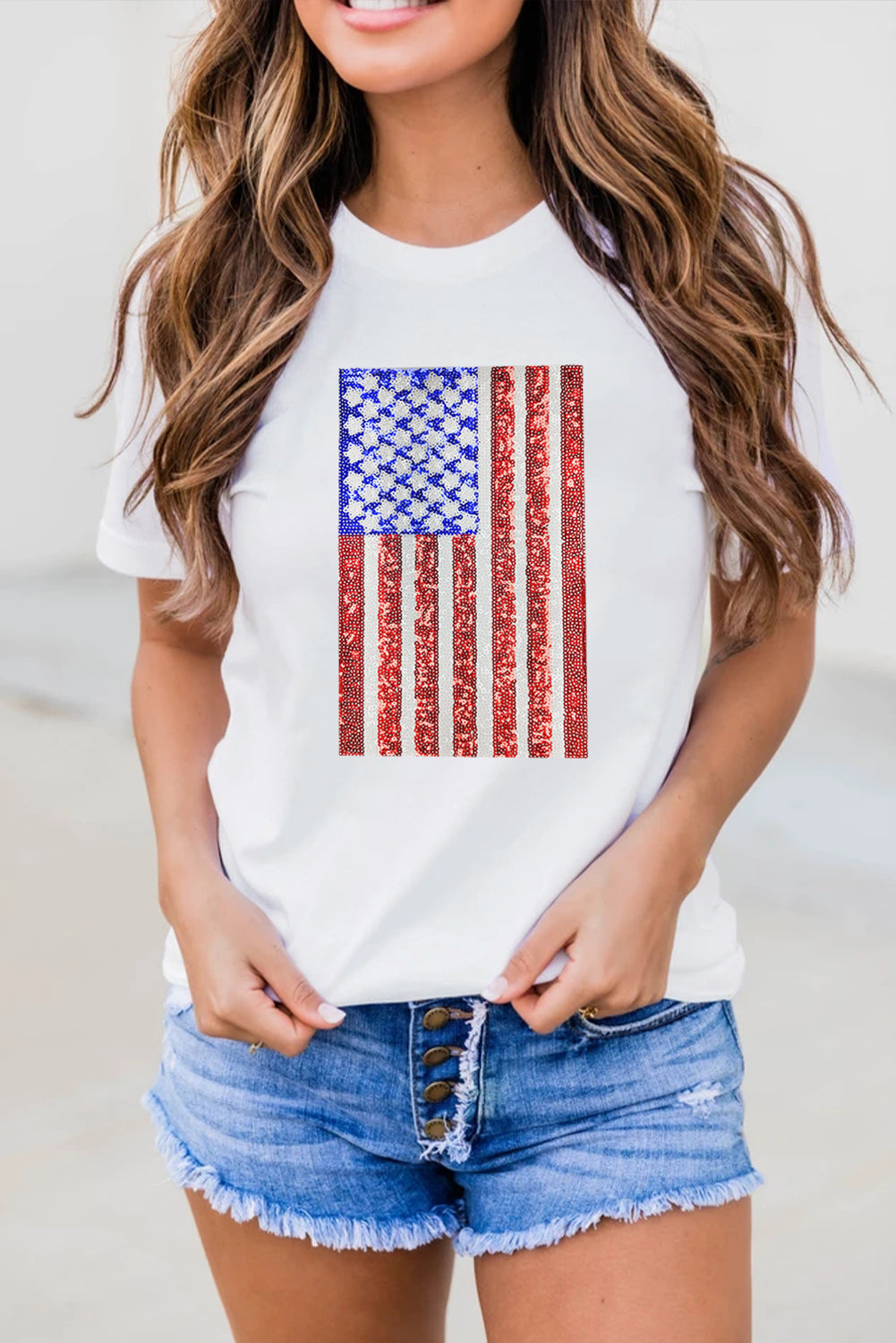 Camiseta de cuello redondo con gráfico de la bandera de EE. UU. brillante blanco