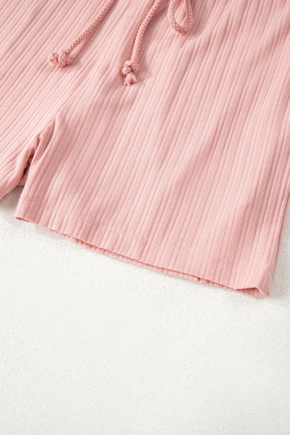 Conjunto de top sin mangas acanalado con botones y cuello en V color rosa gossamer y pantalón corto