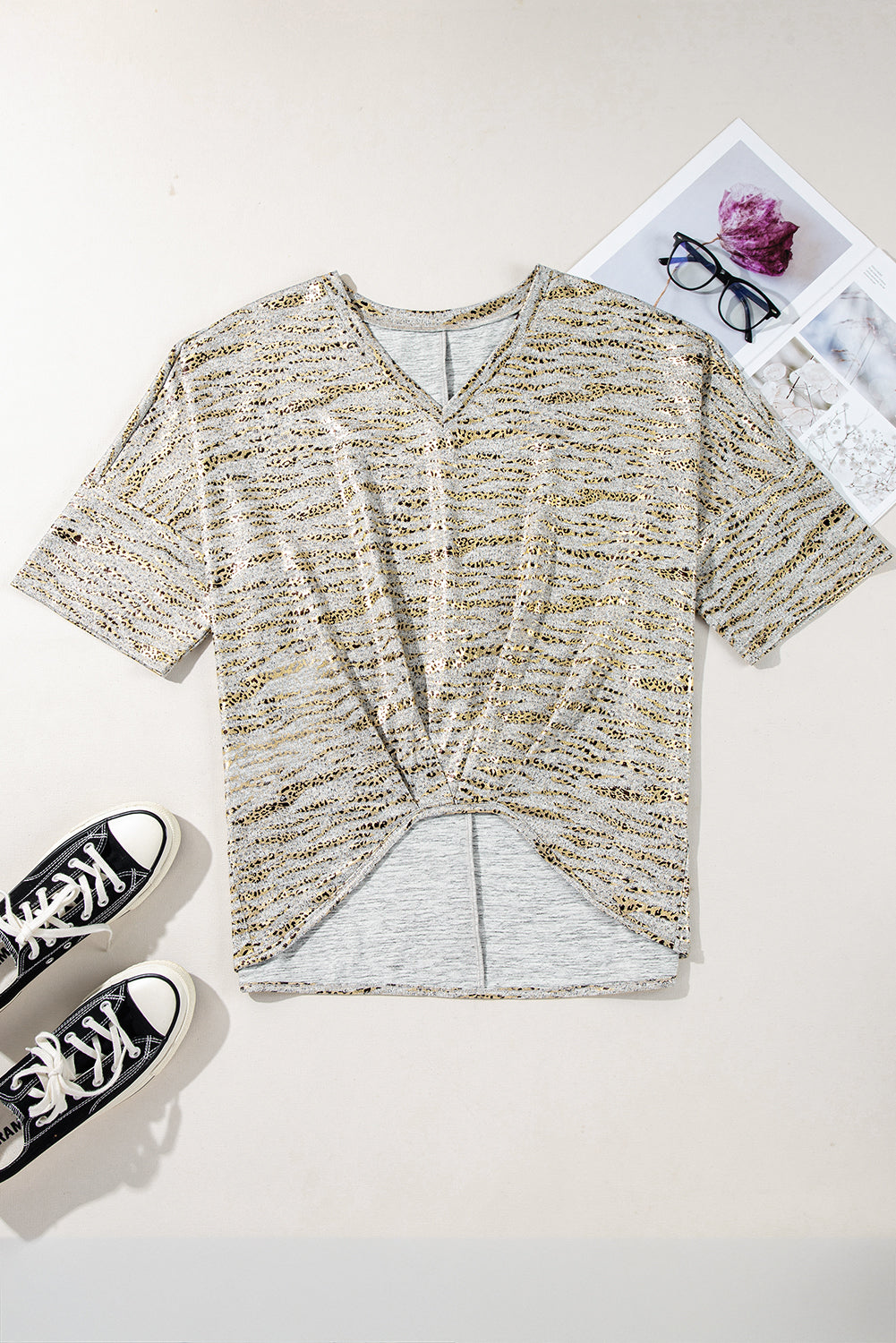 Camiseta de manga 3/4 con cuello de pico y estampado de leopardo gris de corte holgado