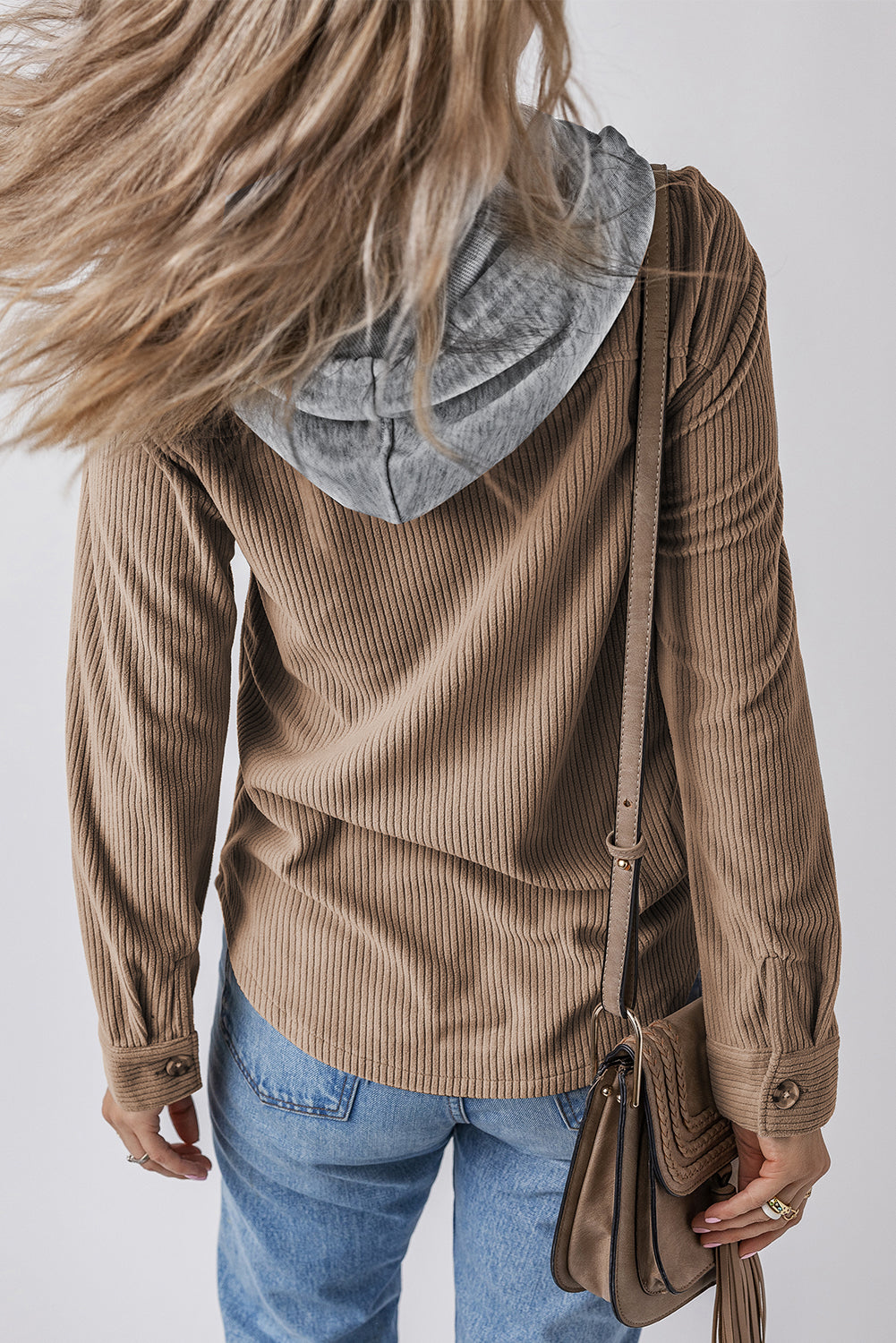 Chaqueta camisa de pana con capucha, cordón ajustable y bolsillos, color caqui claro