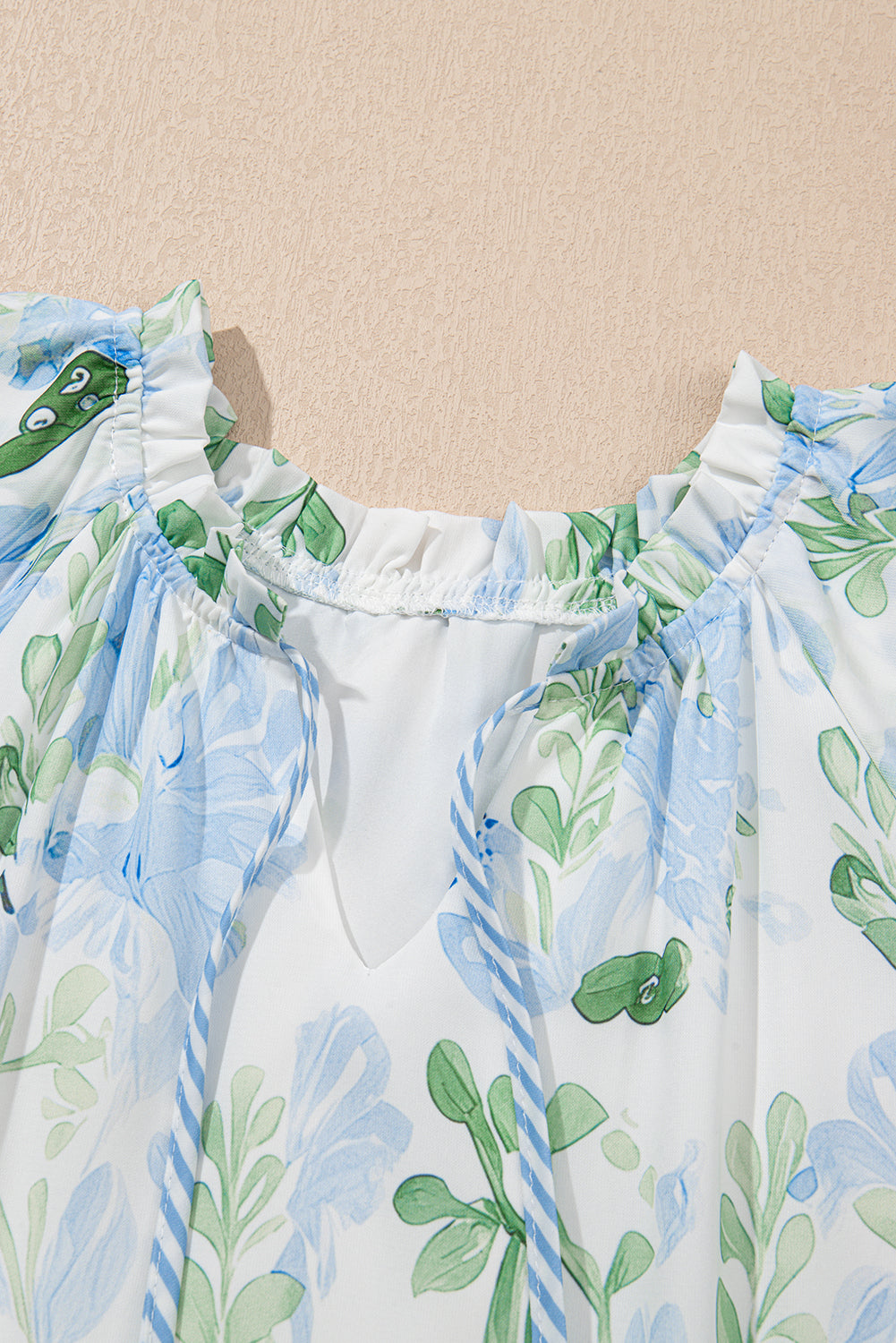 Minivestido con cuello anudado, manga con volantes en el borde en contraste y estampado floral azul cielo