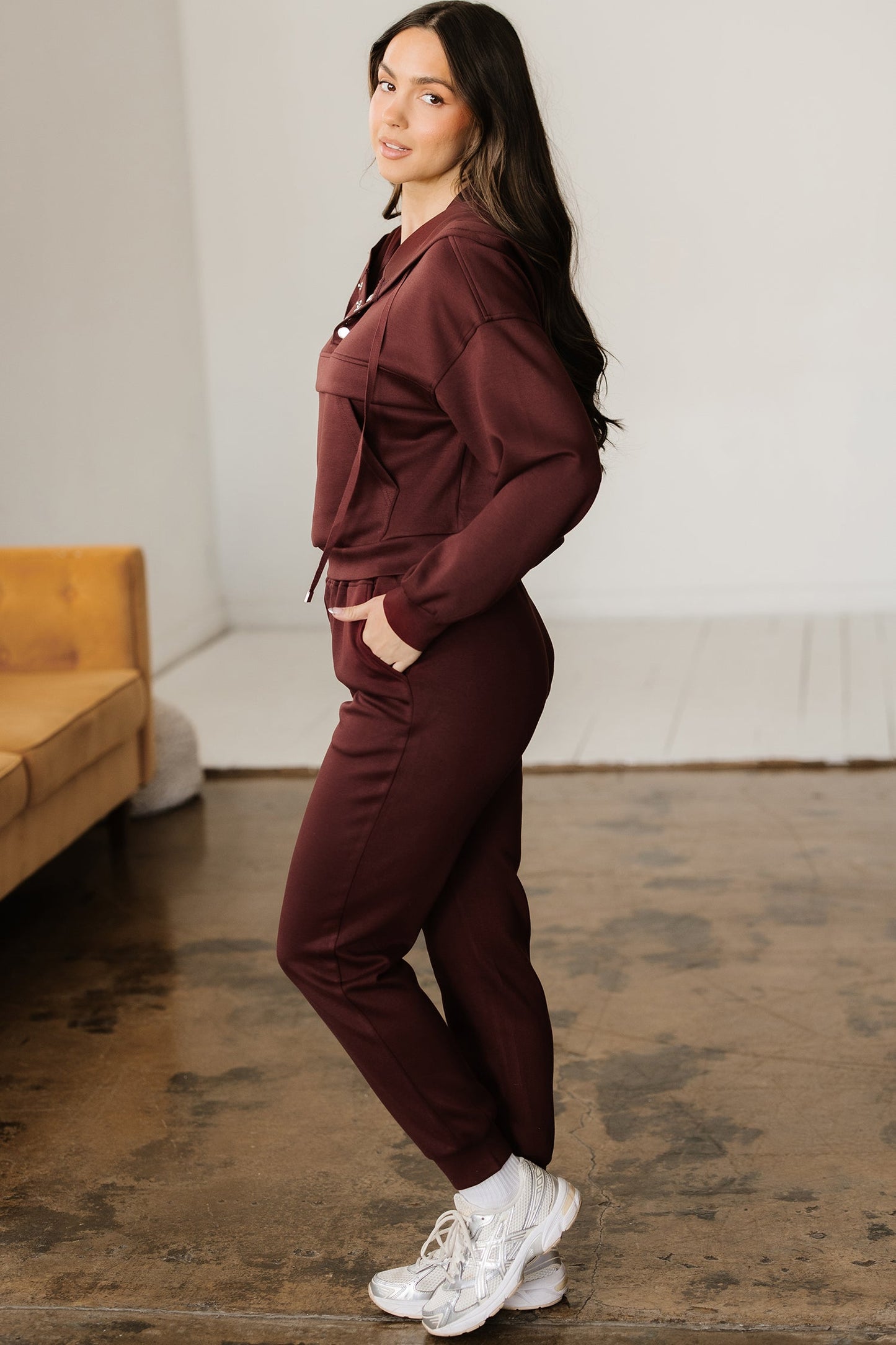 Conjunto de 2 piezas de Sudadera Corta con Capucha, Cordón, Botones y Jogger color café de achicoria
