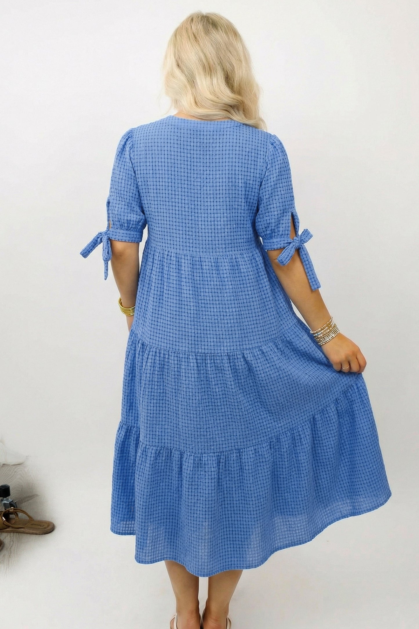Vestido midi escalonado de manga corta con lazo texturizado de guinga azul anochecer