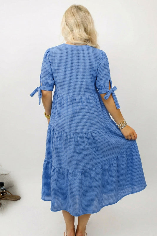 Vestido midi escalonado de manga corta con lazo texturizado de guinga azul anochecer