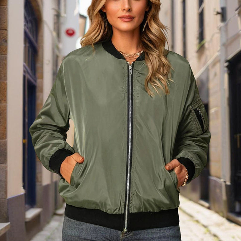 Chaqueta con cremallera, cuello alto y bloques de color, estilo minimalista