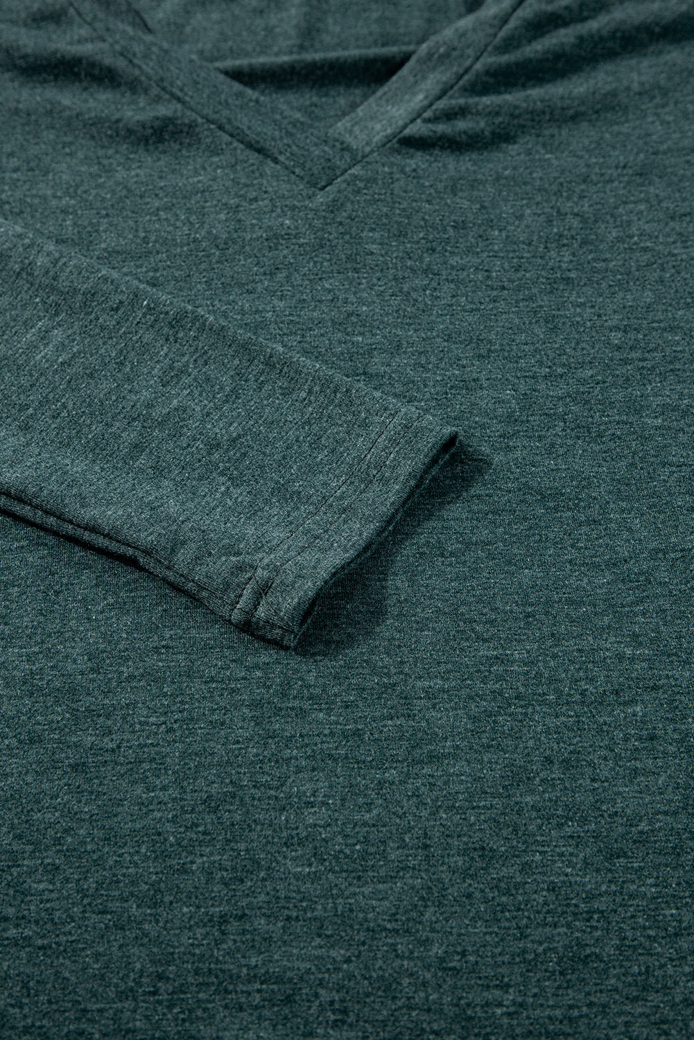 Camiseta de manga larga con cuello de pico en verde niebla liso