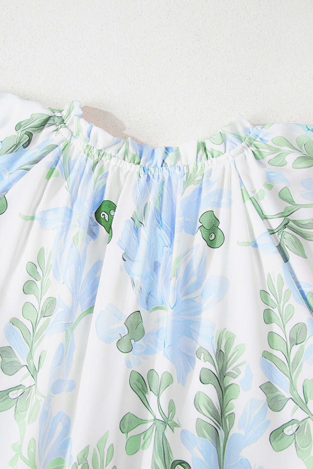 Minivestido de manga corta con capas y ribete en contraste floral azul cielo