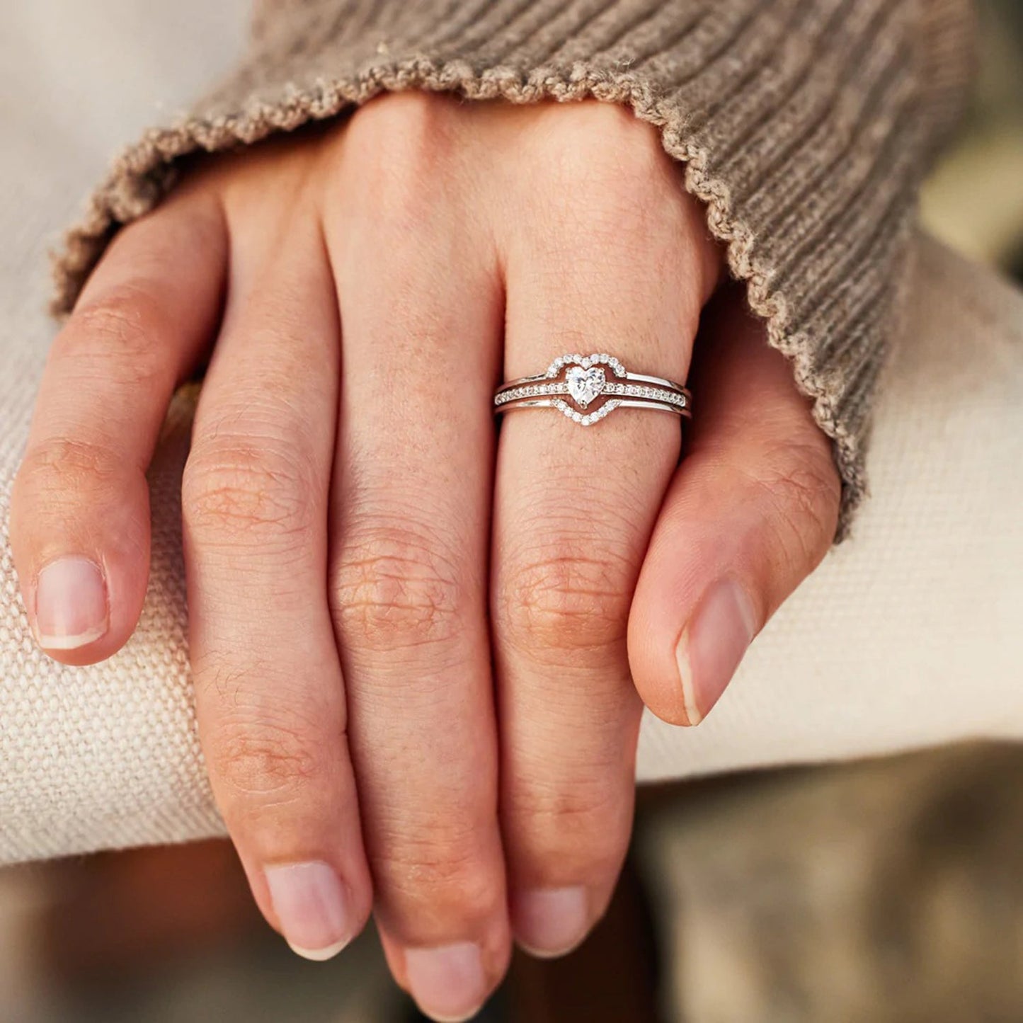 Anillo de Corazón con Circones Engastados de Plata de Ley 925
