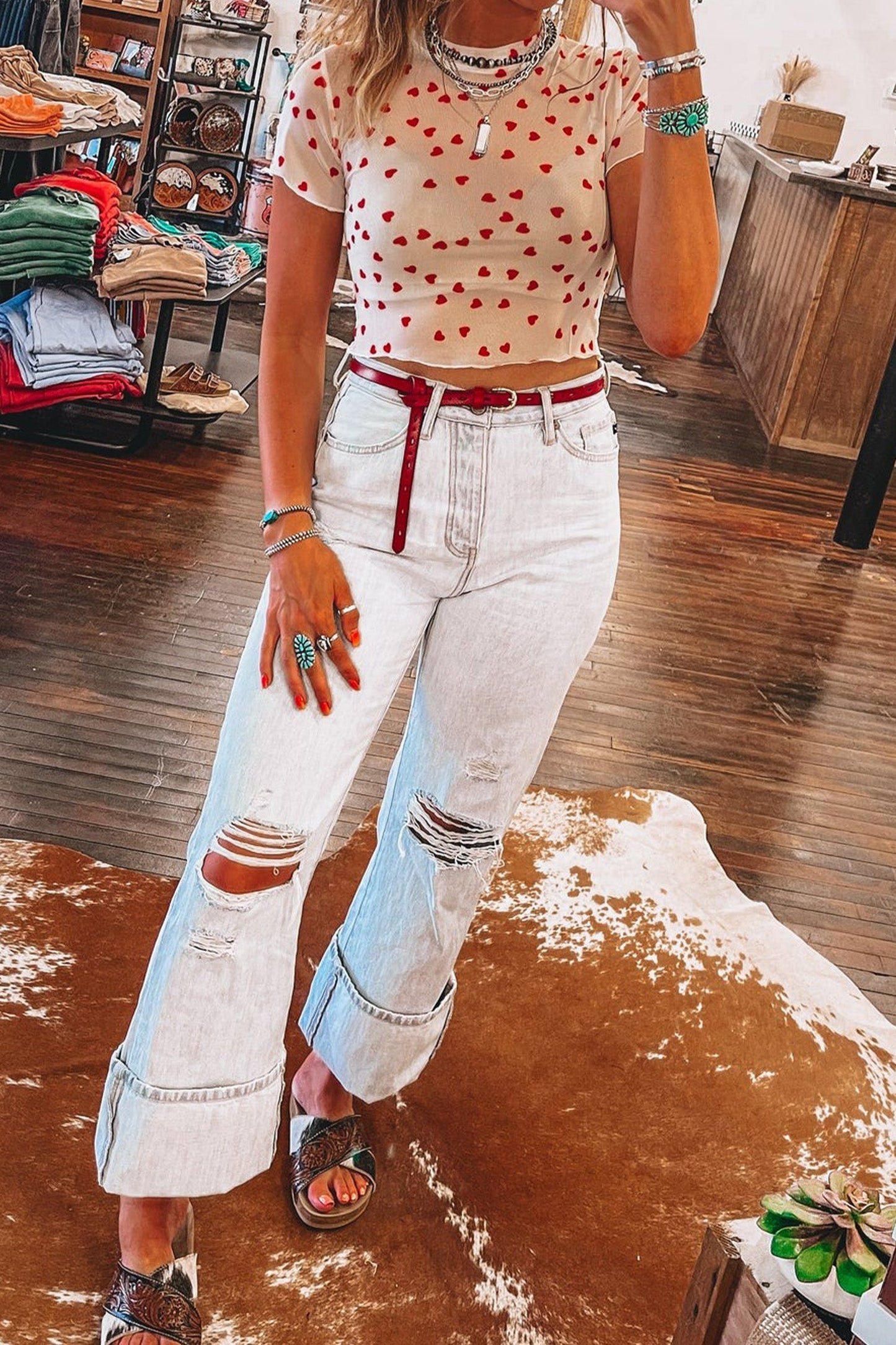 Top de malla de manga corta con estampado integral de corazones rojos