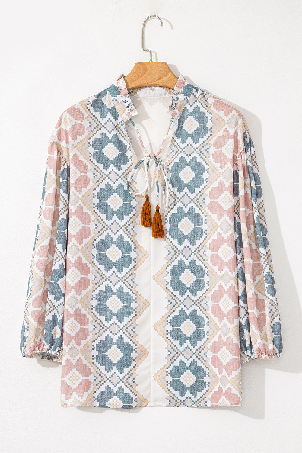 Blusa caqui con estampado geométrico, cuello dividido con lazo de borlas y mangas globo