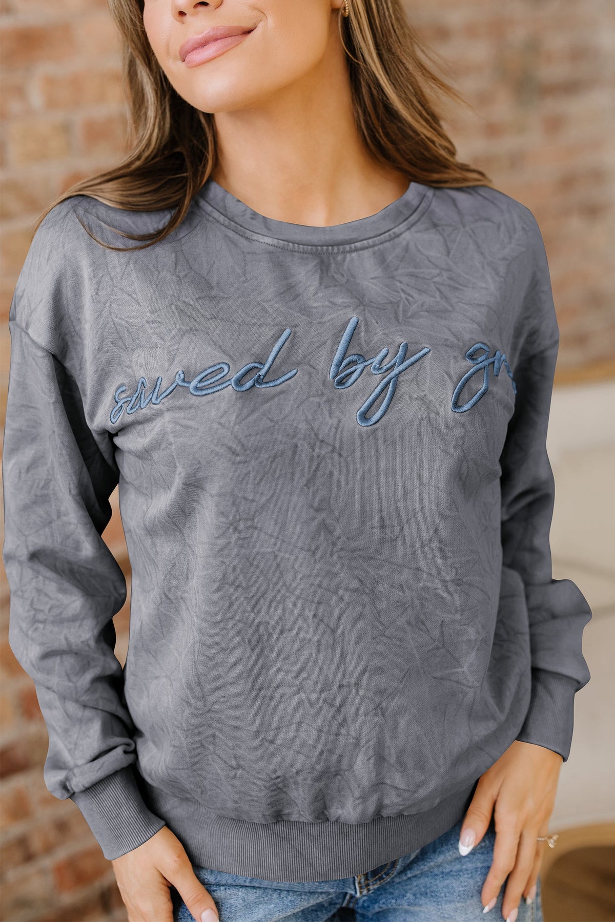 Sudadera holgada con bordado de letras "High-rise saved by grace" y lavado mineral