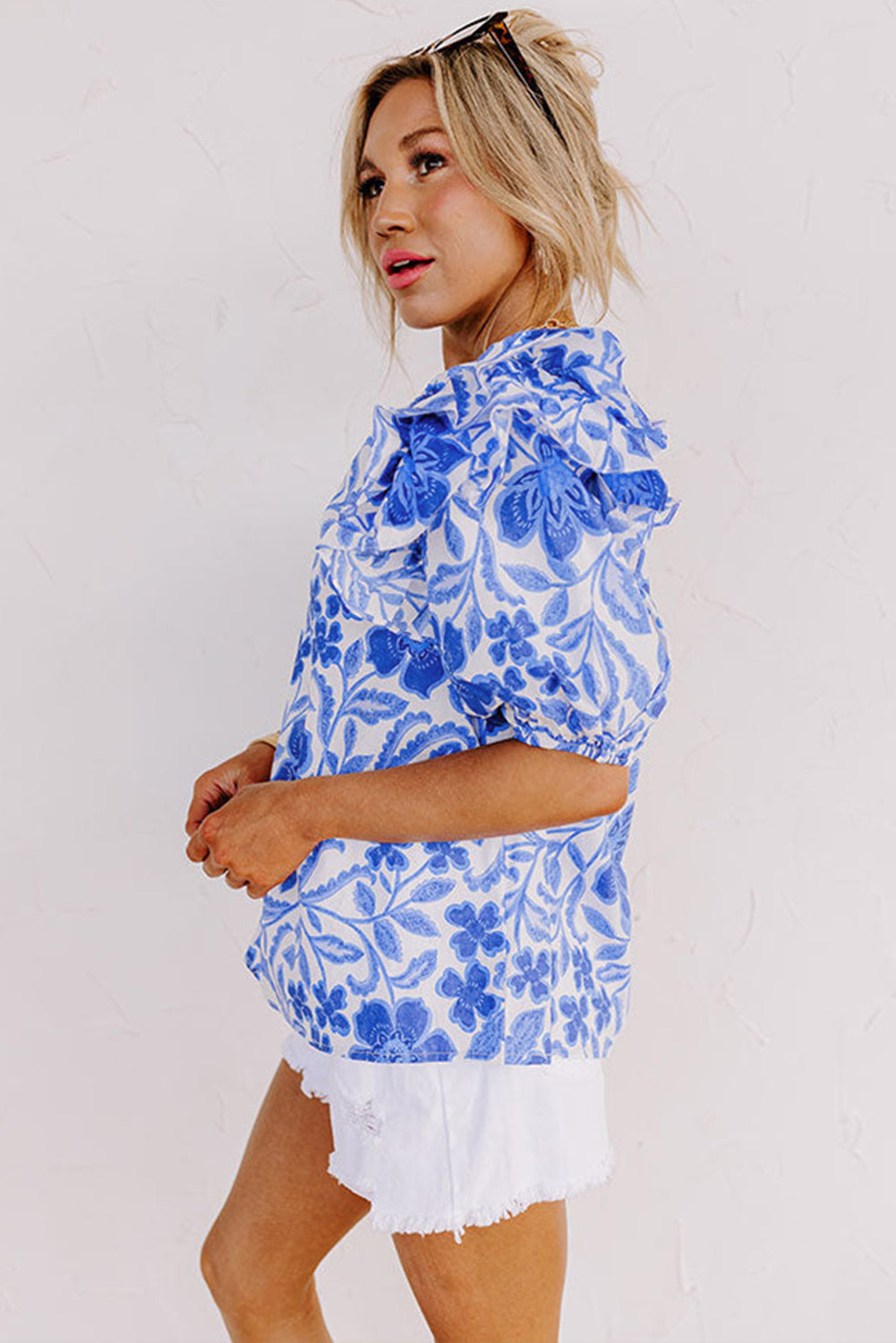 Blusa con estampado floral azul oscuro y manga abullonada con volantes