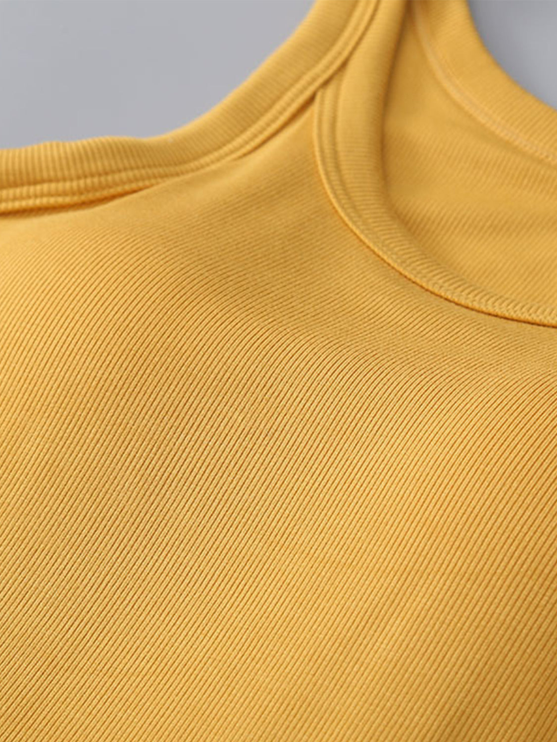 Camiseta sin mangas de cuello redondo con sujetador