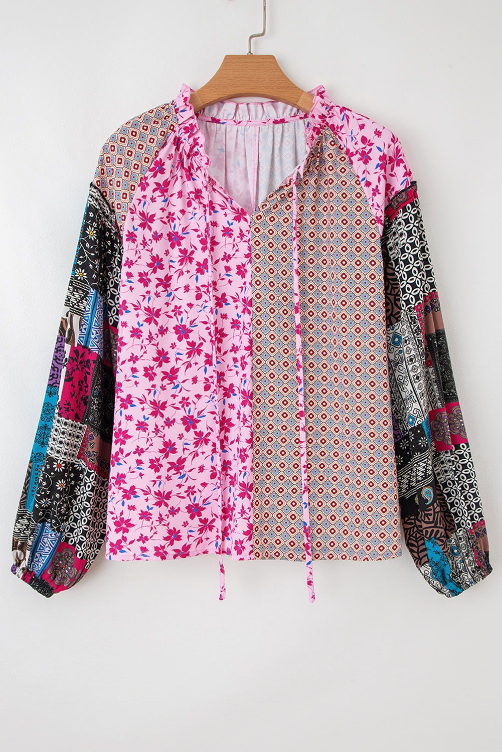 Blusa rosa estilo bohemio con retales florales mixtos, hombros caídos y mangas abullonadas