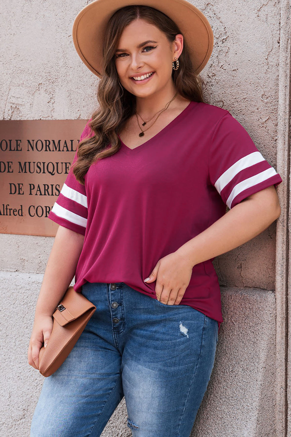 Camiseta de talla grande con cuello de pico a rayas. Consulta la tabla de tallas en "más detalles"
