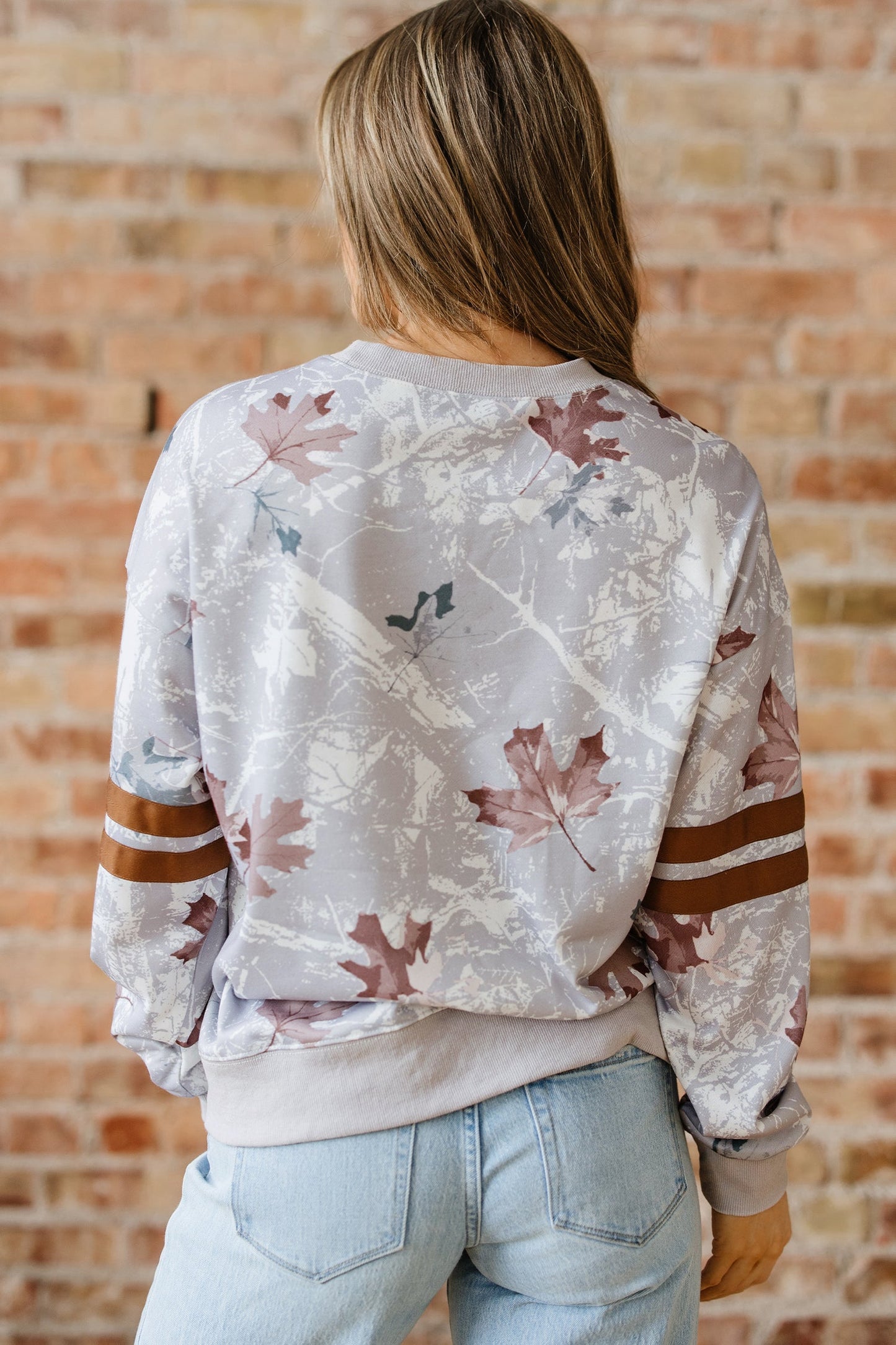 Sudadera informal de camuflaje de hoja de arce gris con rayas universitarias en las mangas