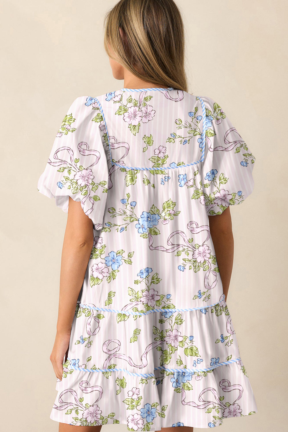 Minivestido con estampado floral a rayas rosado con ribete en contraste y cuello con aberturas y lazo