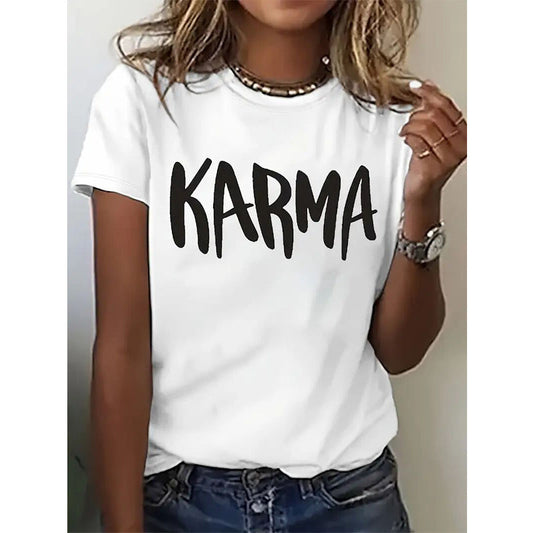 Camiseta de manga corta y cuello redondo con estampado 'KARMA'