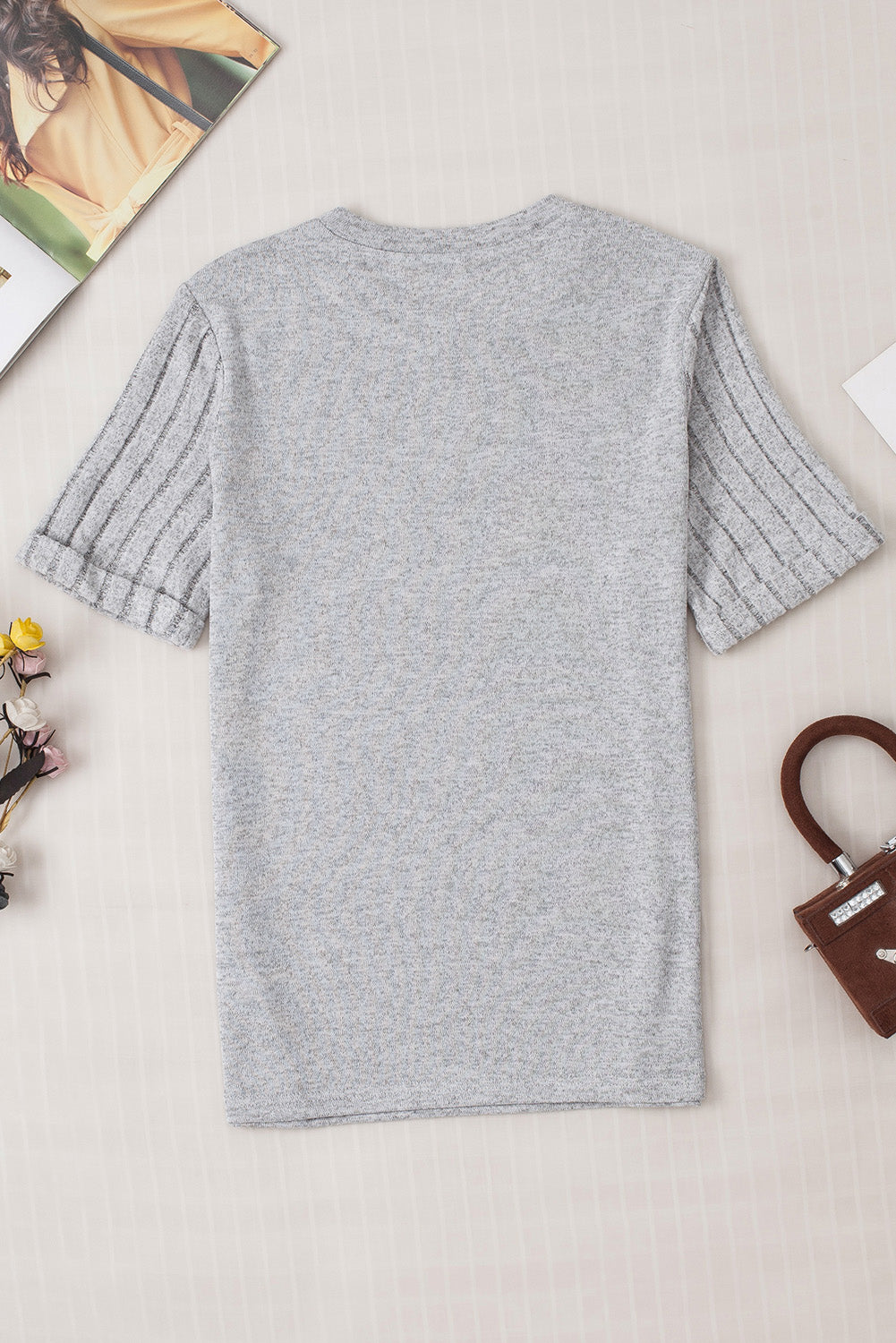 Camiseta de manga corta con cuello redondo y estampado de lazo