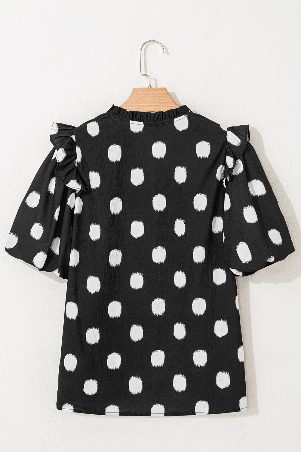 Blusa con estampado de lunares negros, canesú fruncido, escote con muesca y manga globo
