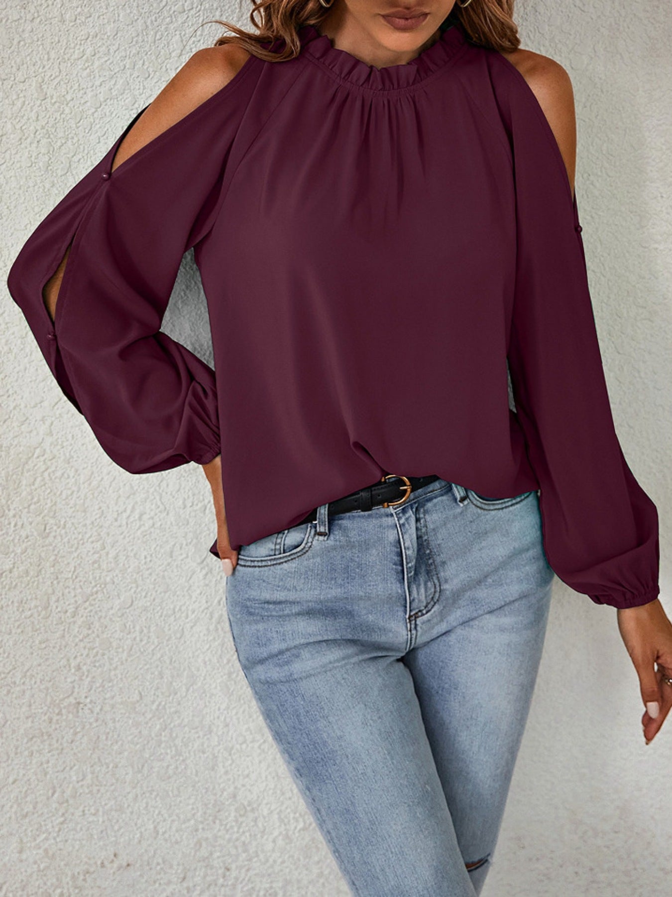 Blusa con volantes en el cuello y hombros descubiertos