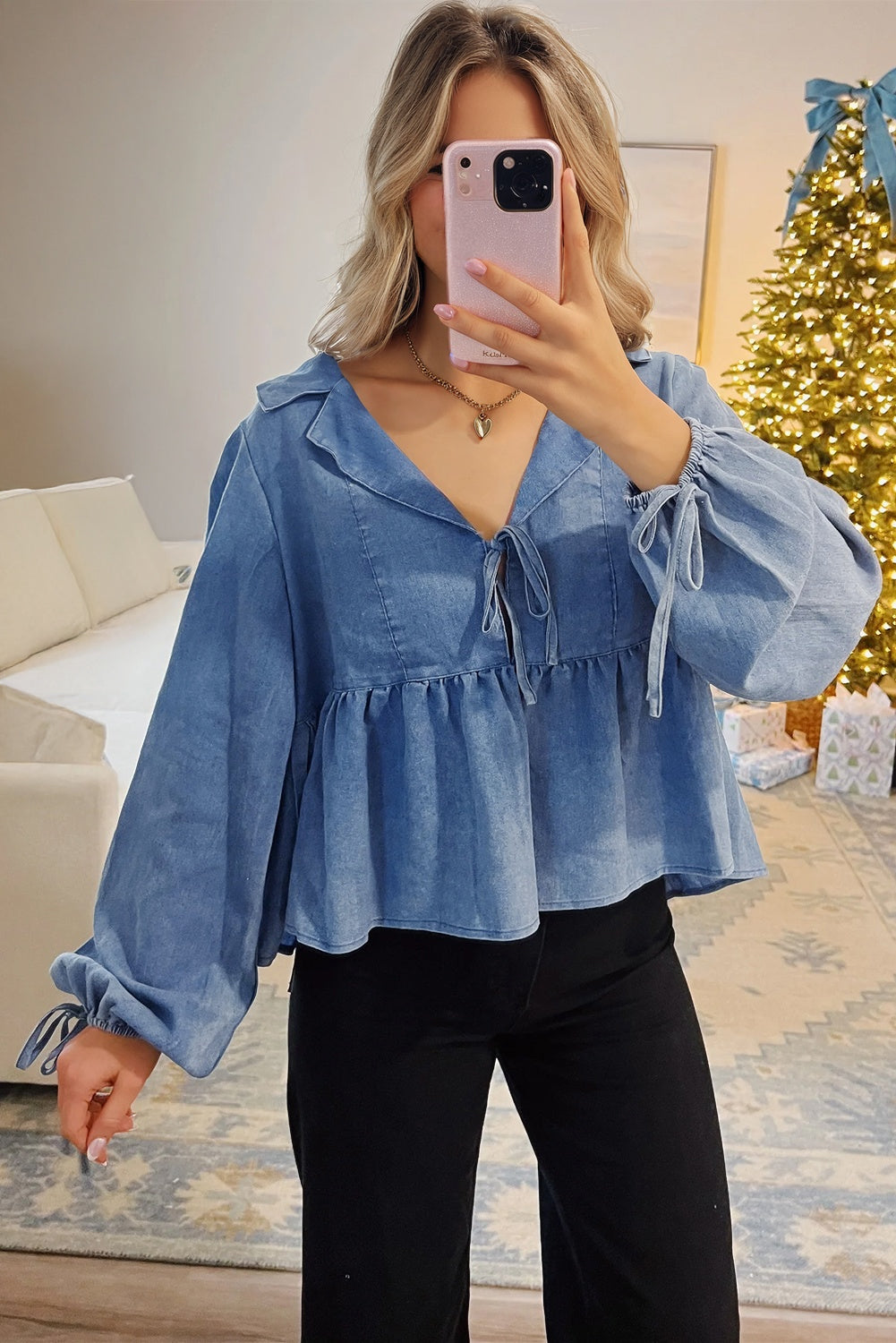 Top péplum atado con manga globo, cuello solapa y denim azul anochecer
