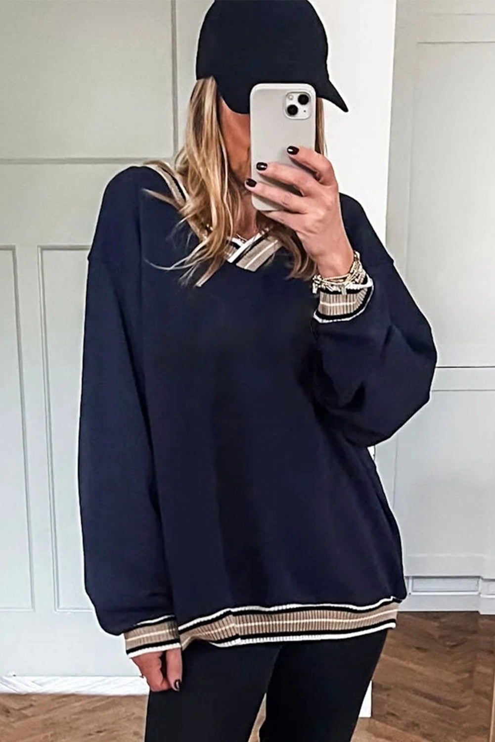 Sudadera gris con cuello en V y ribete de contraste de estilo universitario