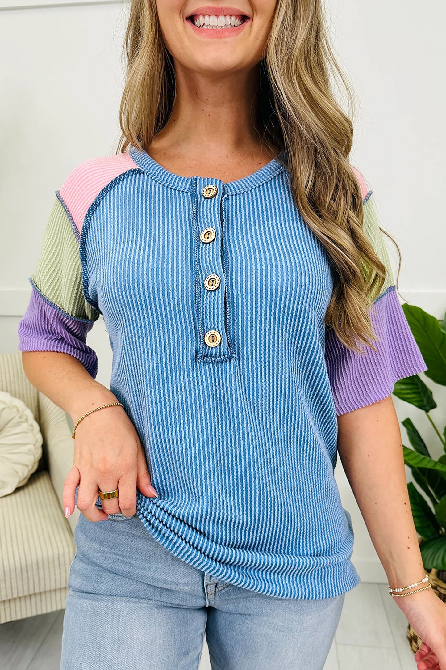 Camiseta Henley de manga corta con bloques de color y patchwork acanalado retorcido azul