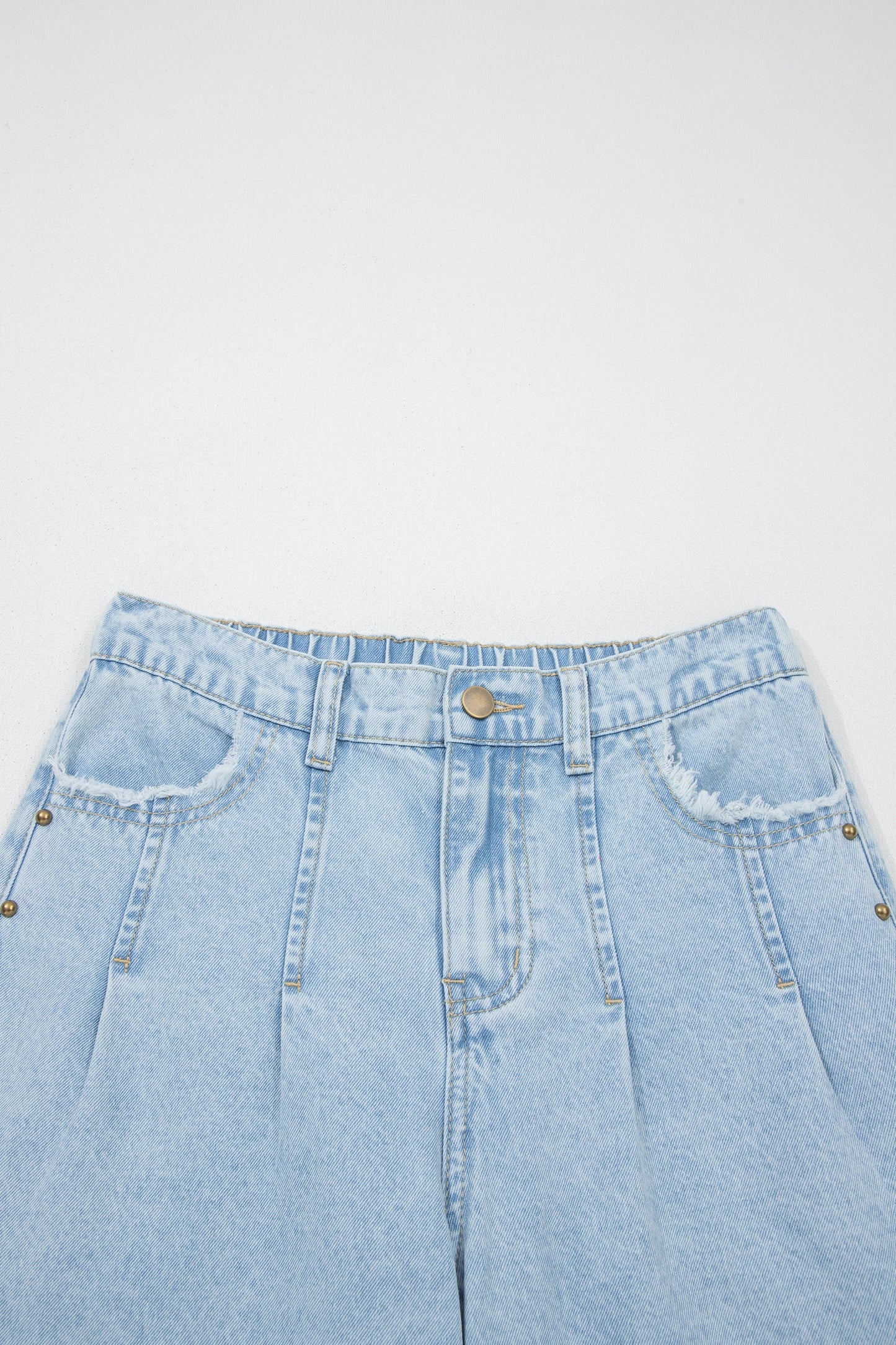 Jeans anchos Beau Blue con aberturas laterales, detalles de tachuelas y bajos deshilachados