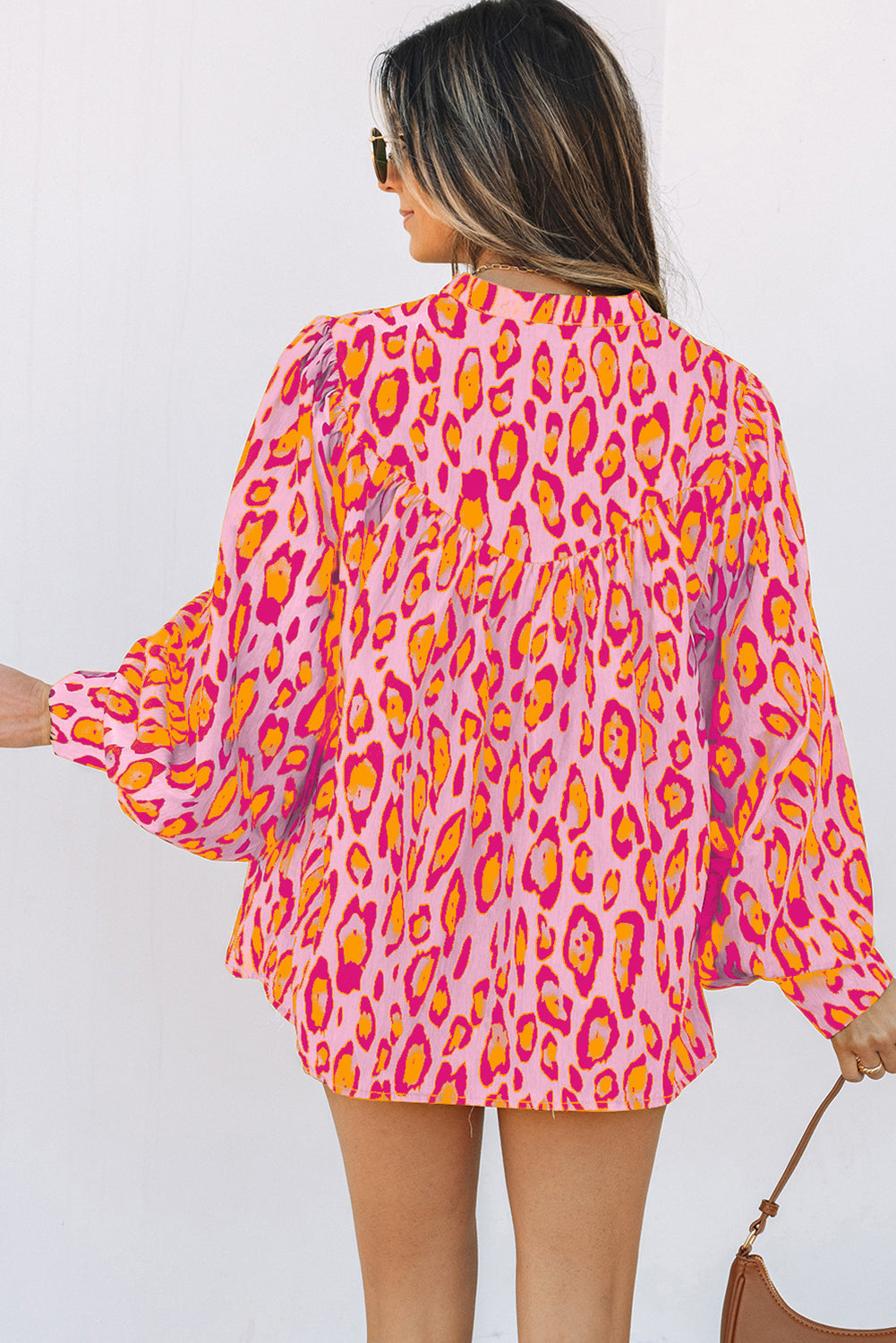 Camisa casual de manga globo con estampado de leopardo de gran tamaño en color beige francés claro