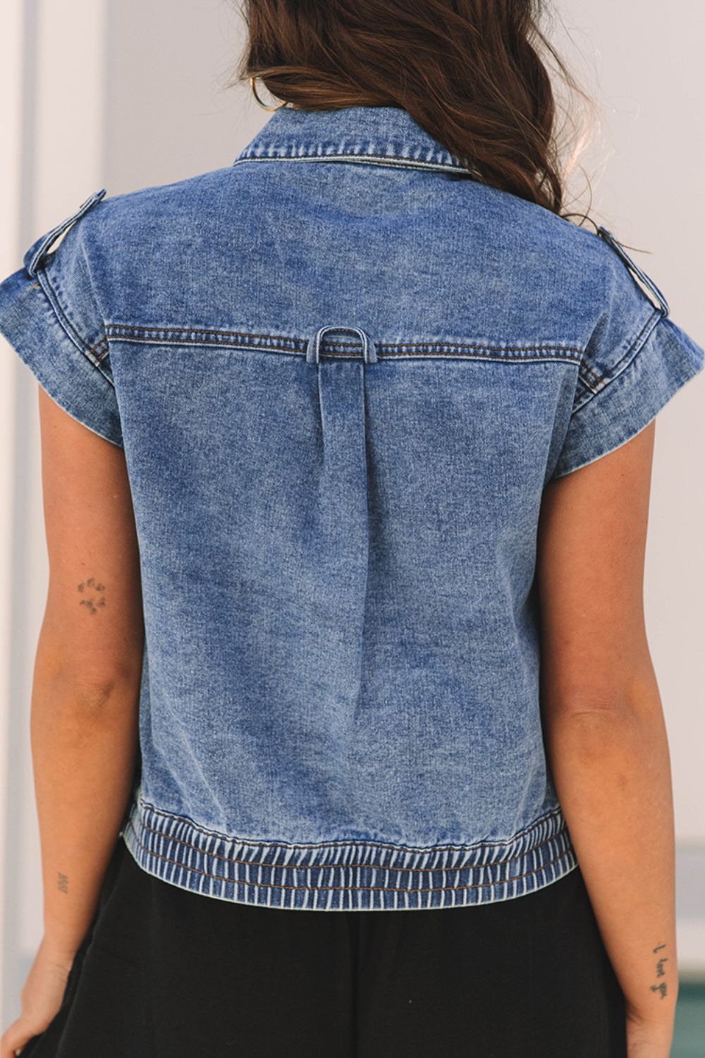 Chaqueta vaquera con botones y manga casquillo