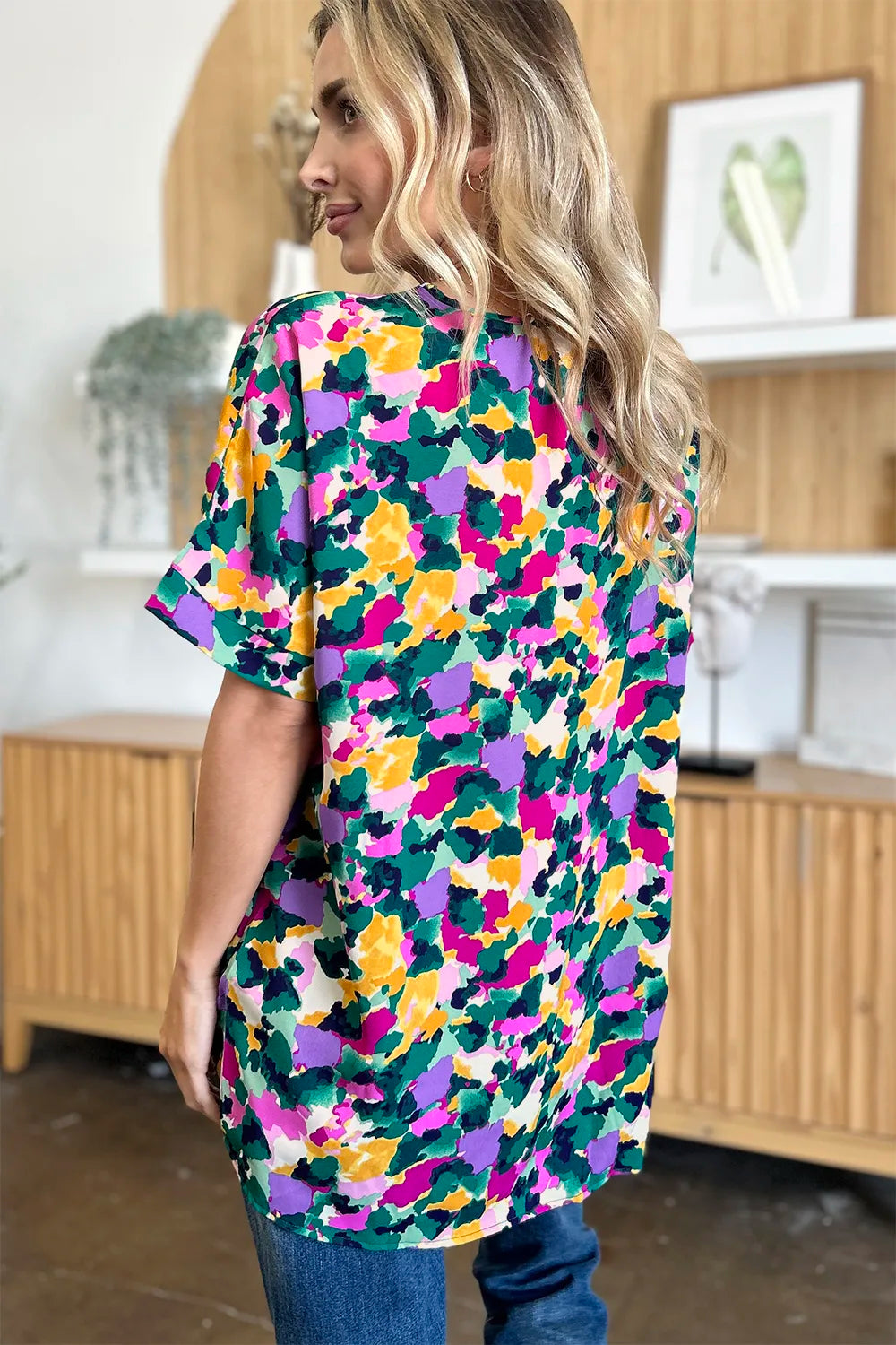 Blusa de cuello V estampada de talla completa con manga corta y abertura lateral Double Take
