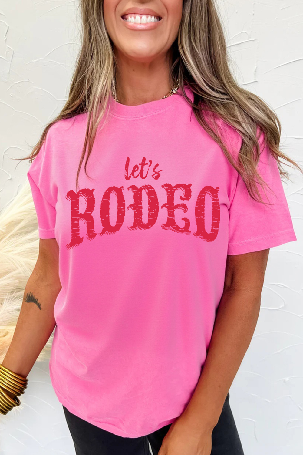 Camiseta gráfica de cuello redondo Rose Red Lets Rodeo