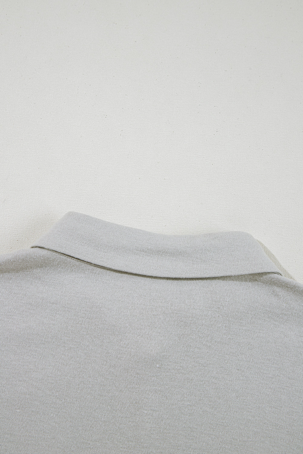 Conjunto de pijama de 3 piezas: top corto gris fruncido en el dobladillo, shorts sueltos y cárdigan
