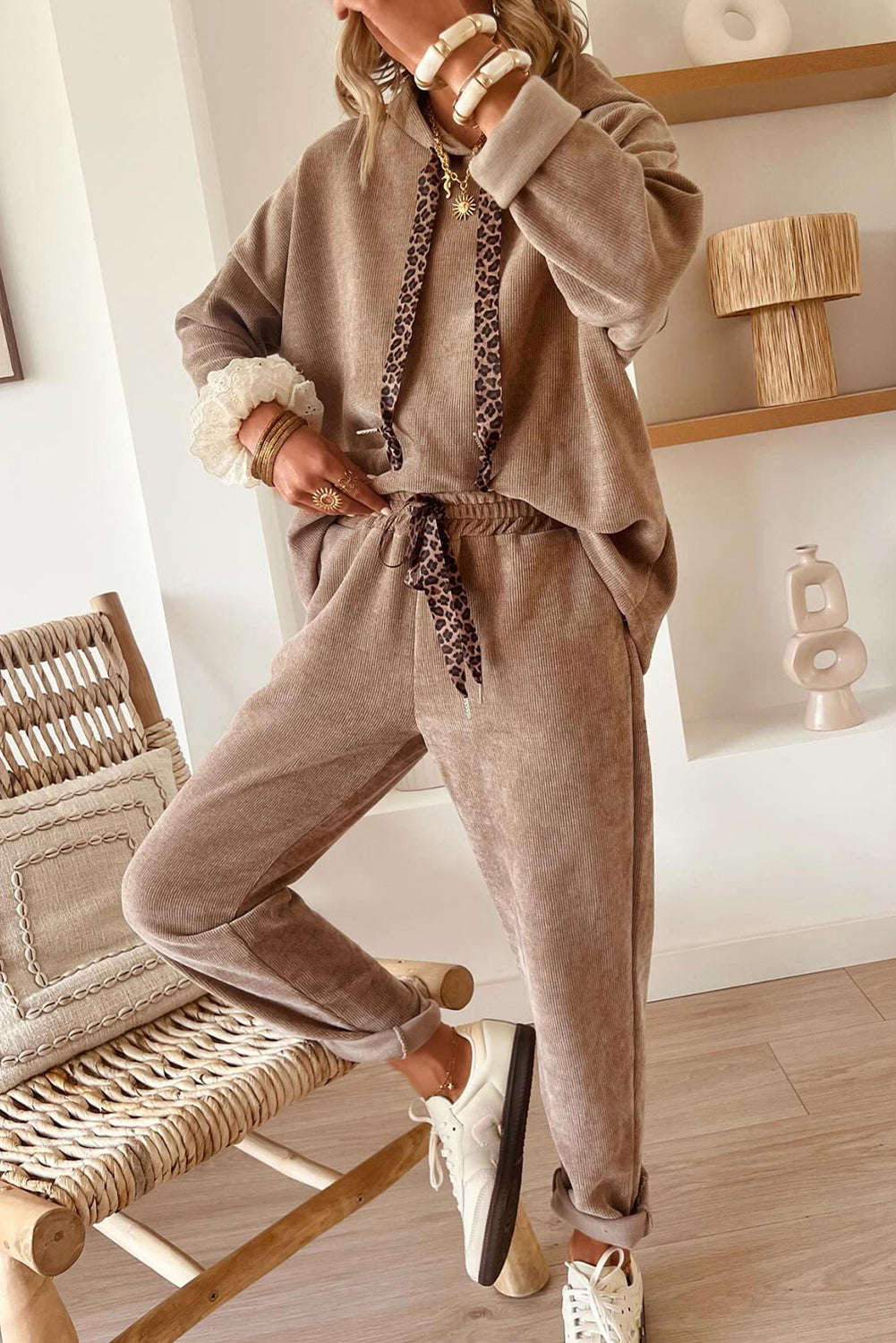 Sudadera con capucha y cordón gris humo y traje de pana de pantalón de talle alto
