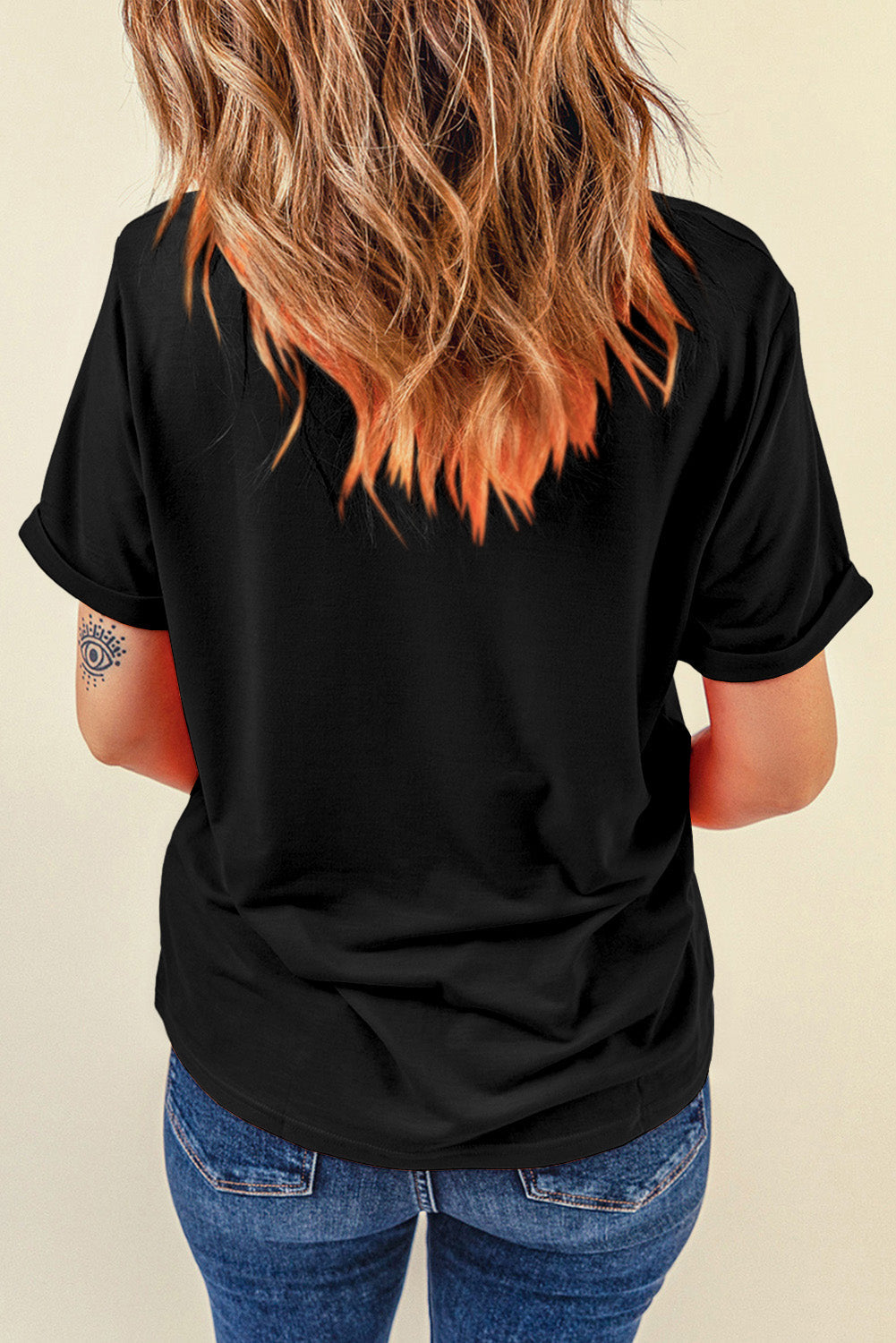 Camiseta de manga enrollada con lazo y lentejuelas negras en la bandera