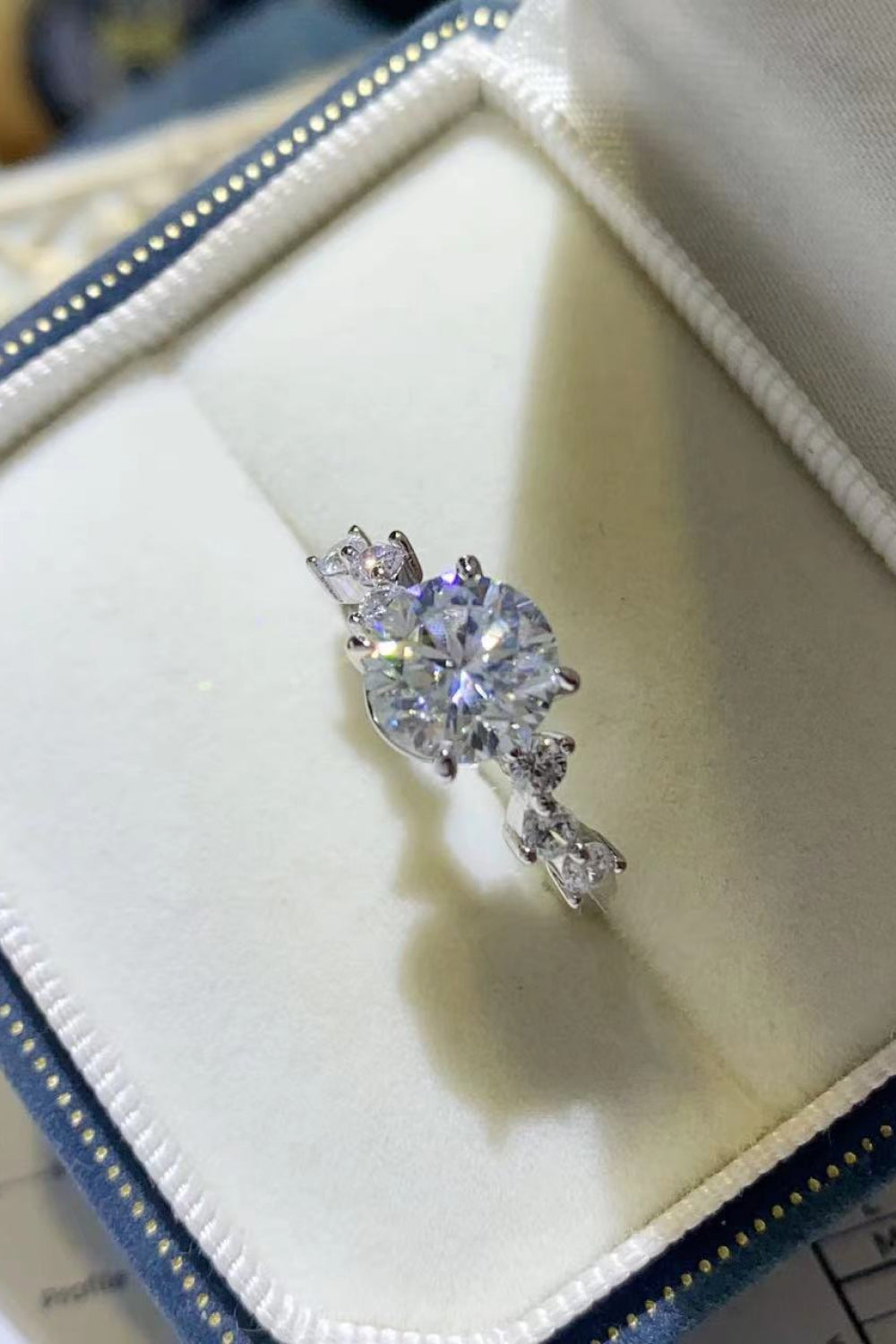 Anillo de moissanita de 2 quilates de plata de ley 925