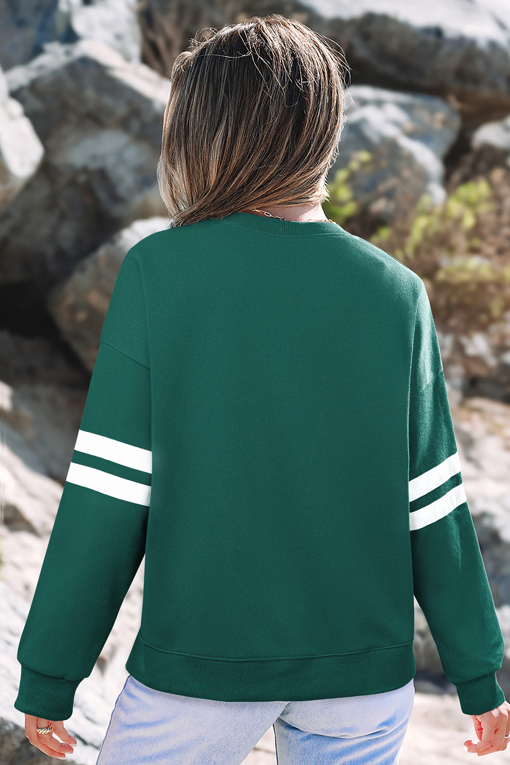 Sudadera Oversize Azul Cielo con Detalle de Rayas Universitarias y Hombros Caídos