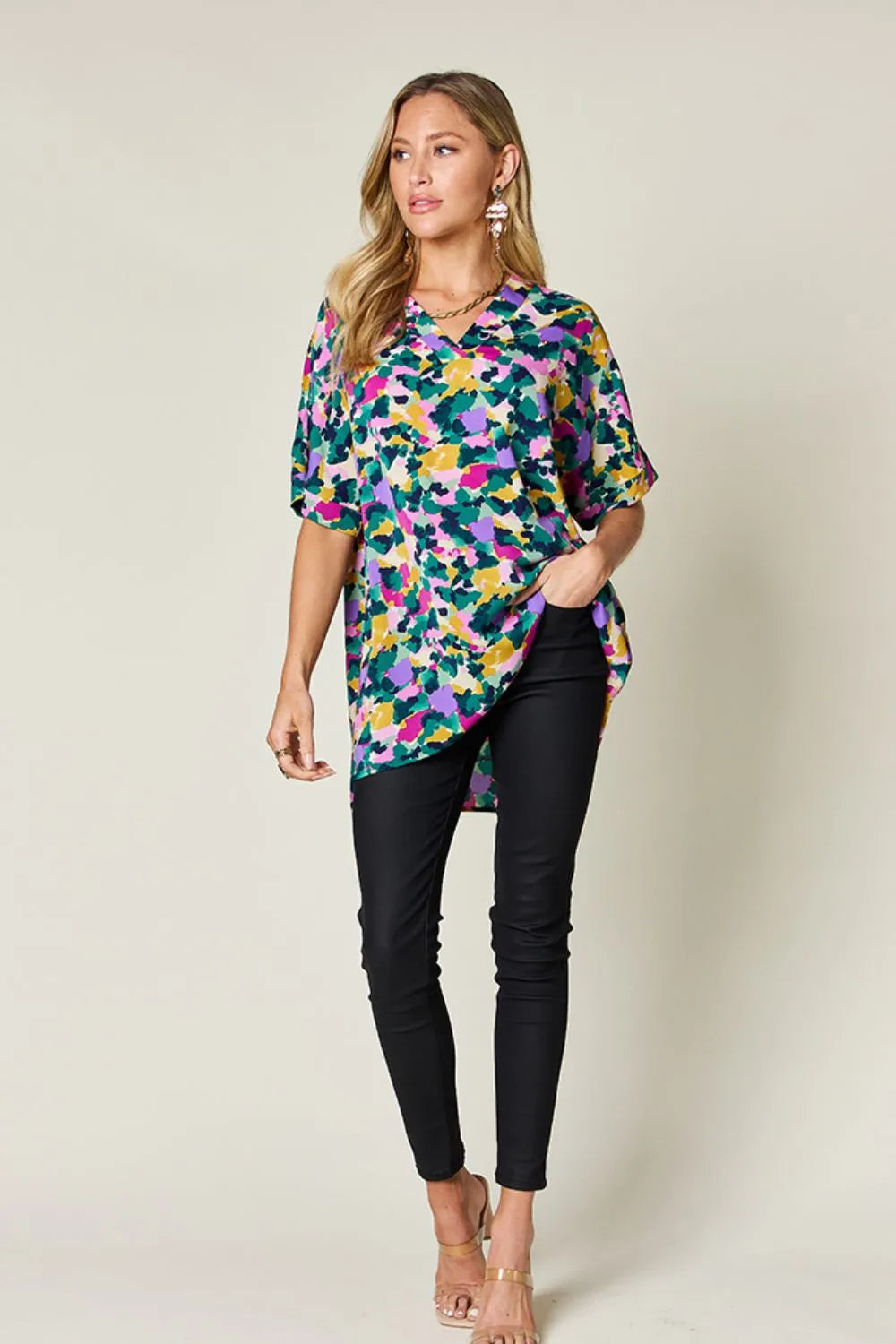 Blusa de cuello V estampada de talla completa con manga corta y abertura lateral Double Take