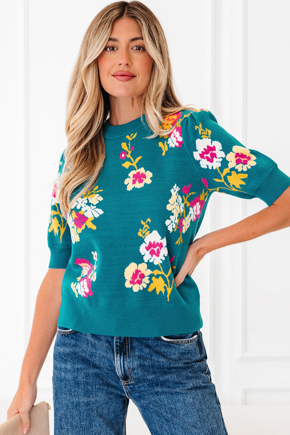 Camiseta de punto de manga corta con cuello alto y estampado de flores azules