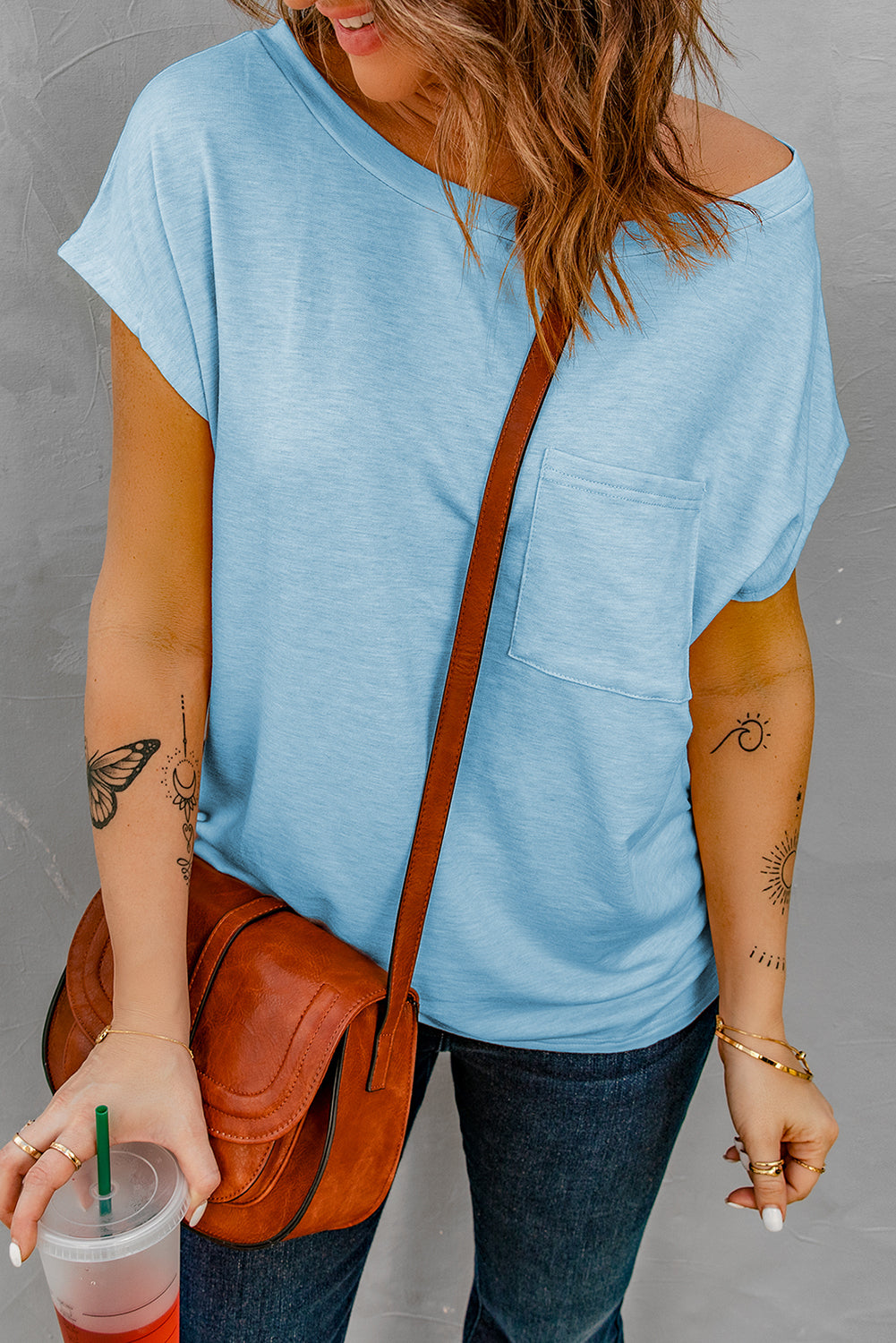 Camiseta básica de manga corta azul claro liso con bolsillo de parche
