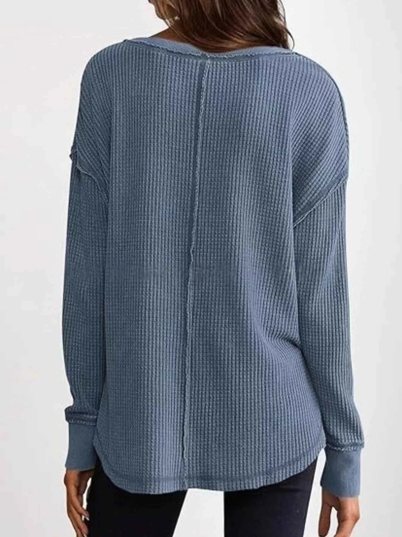 Camiseta de manga larga con aberturas y muescas