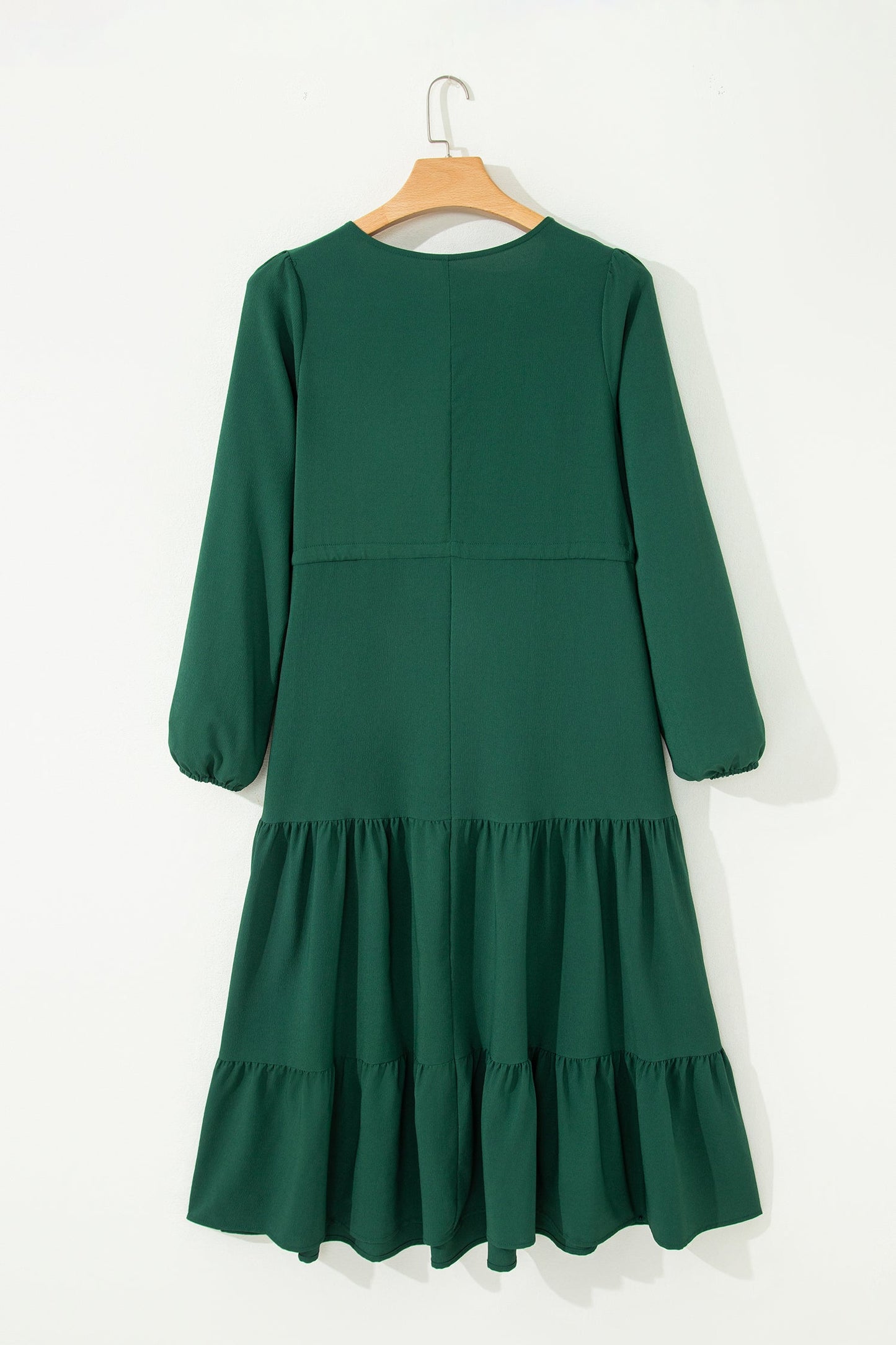 Vestido maxi escalonado con cuello en V y botones de manga larga, liso, verde negruzco
