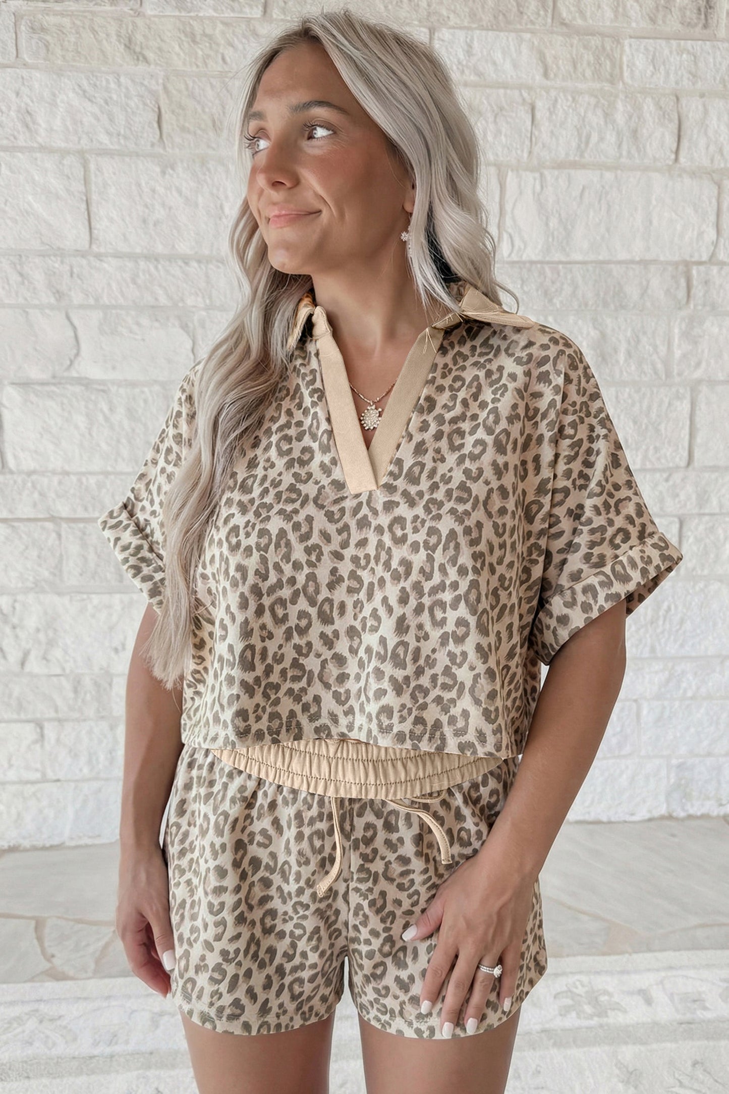Conjunto corto de 2 piezas con cuello en V marrón y estampado de leopardo