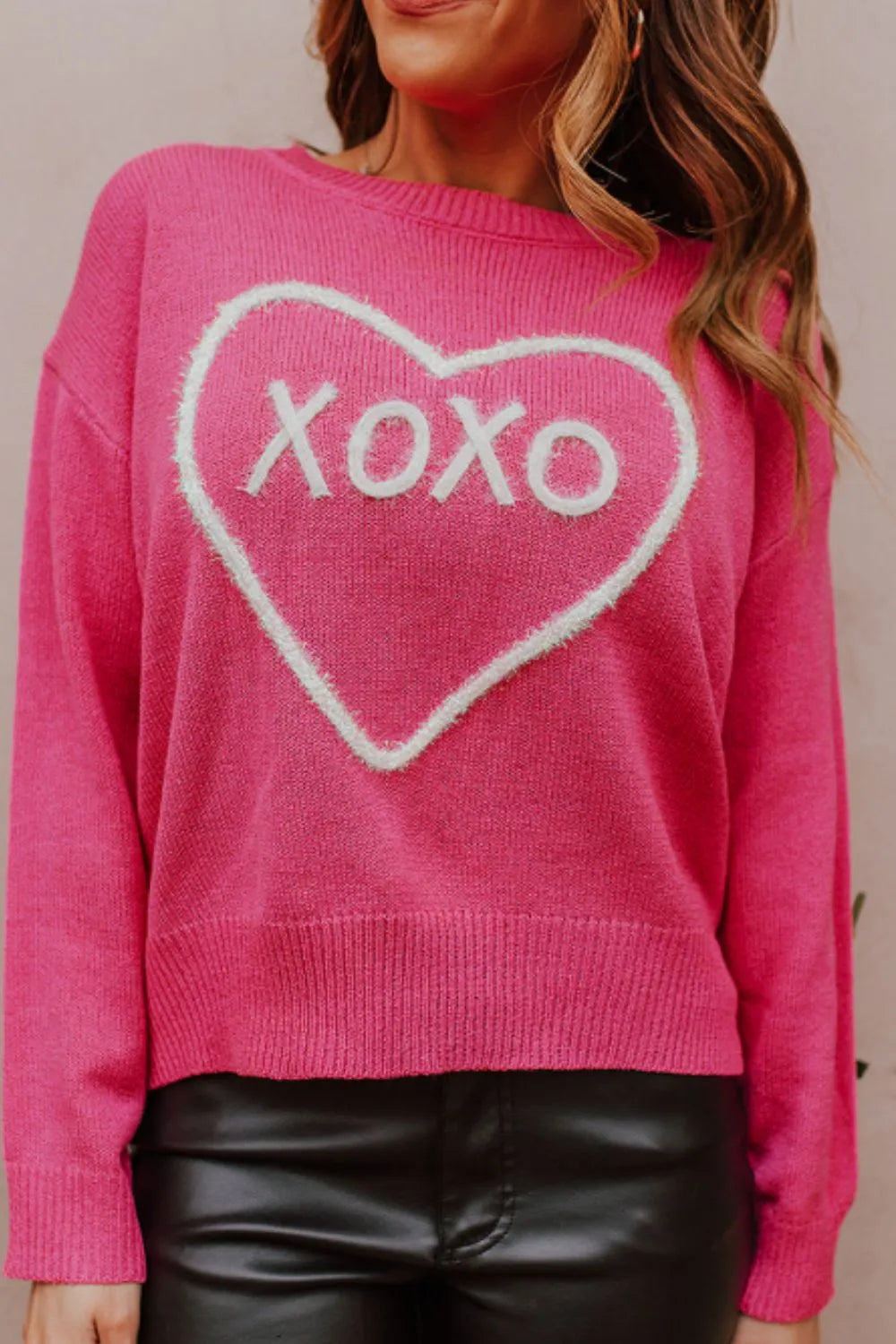 Suéter XOXO de cuello redondo y hombros caídos