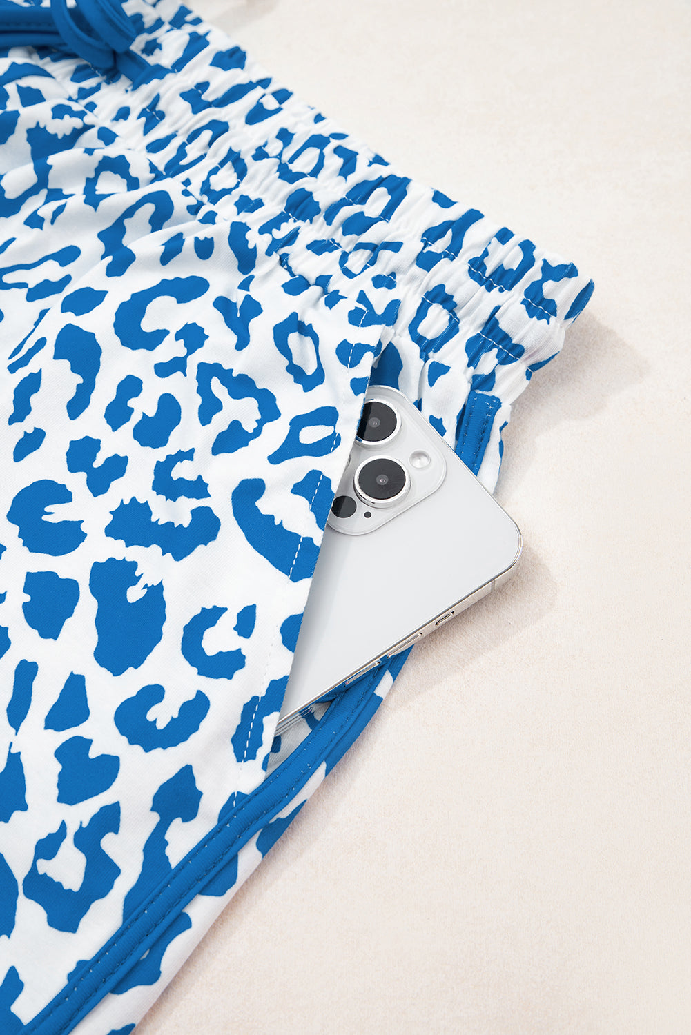 Pantalones cortos casuales con cordones, cintura elástica, ribete en contraste y estampado de leopardo azul