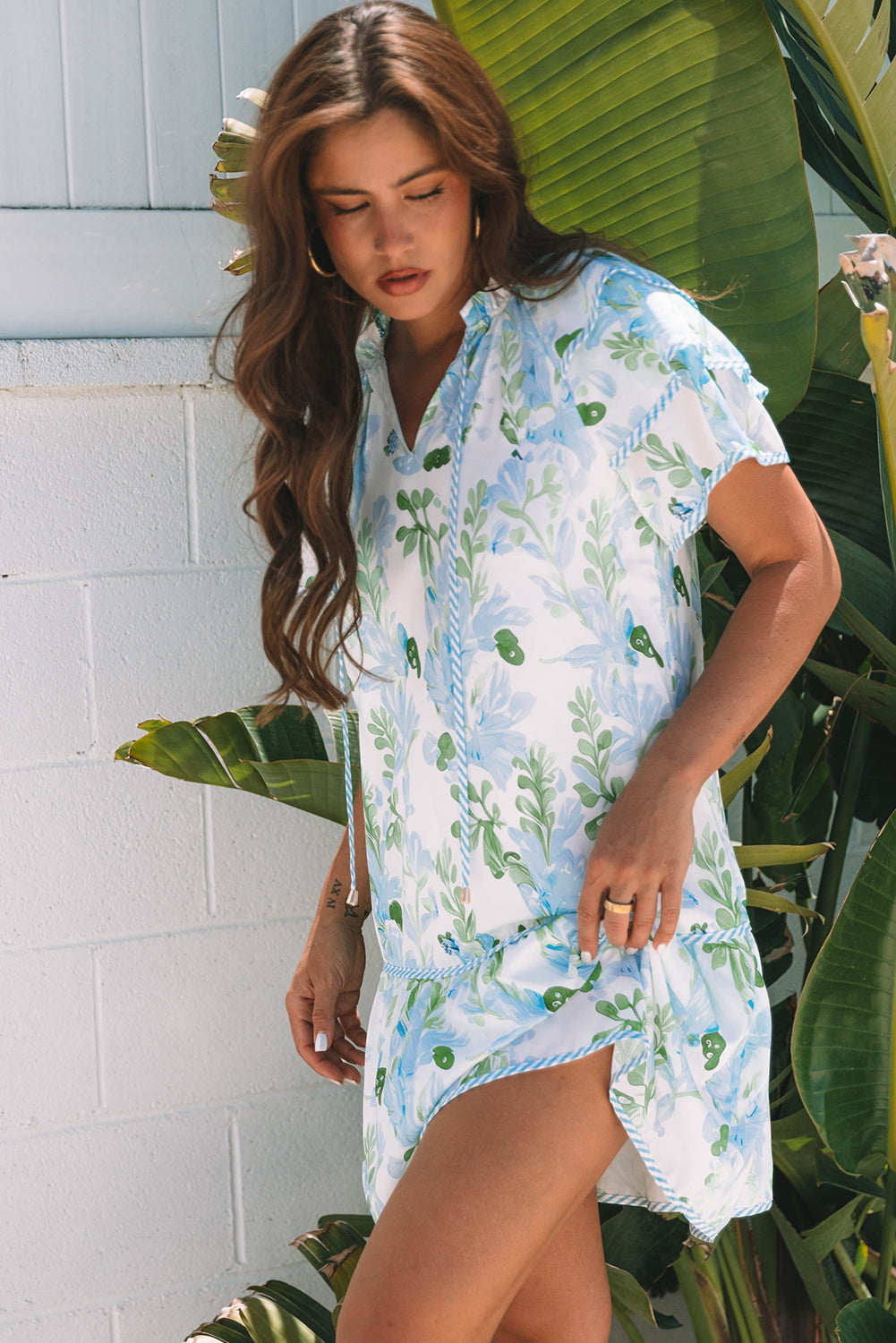 Minivestido de manga corta con capas y ribete en contraste floral azul cielo